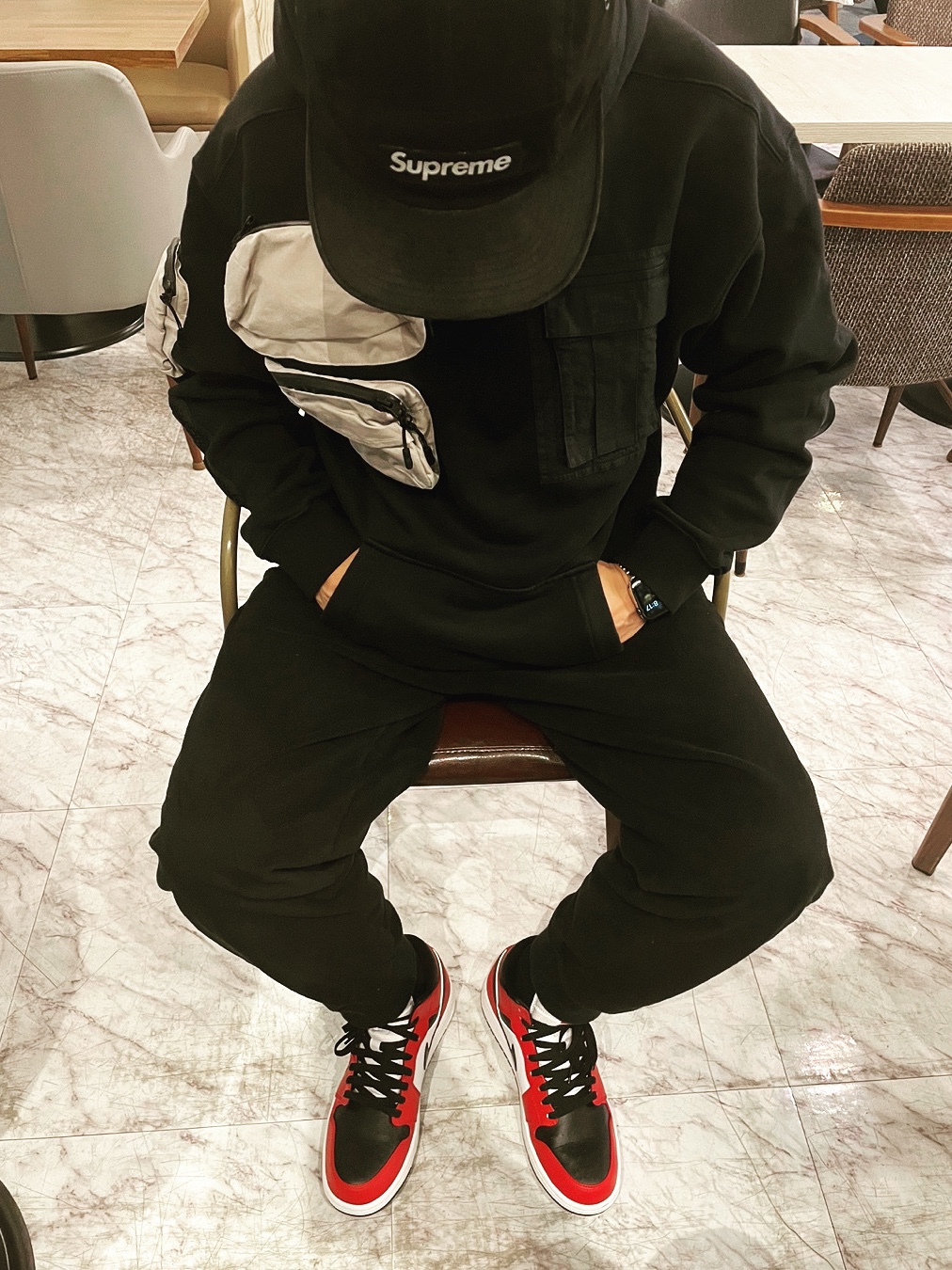 Nike x Travis Scott NRG AG Utility Hoodie Black, Jordan 1 Mid Chicago Black Toe 착용 스타일