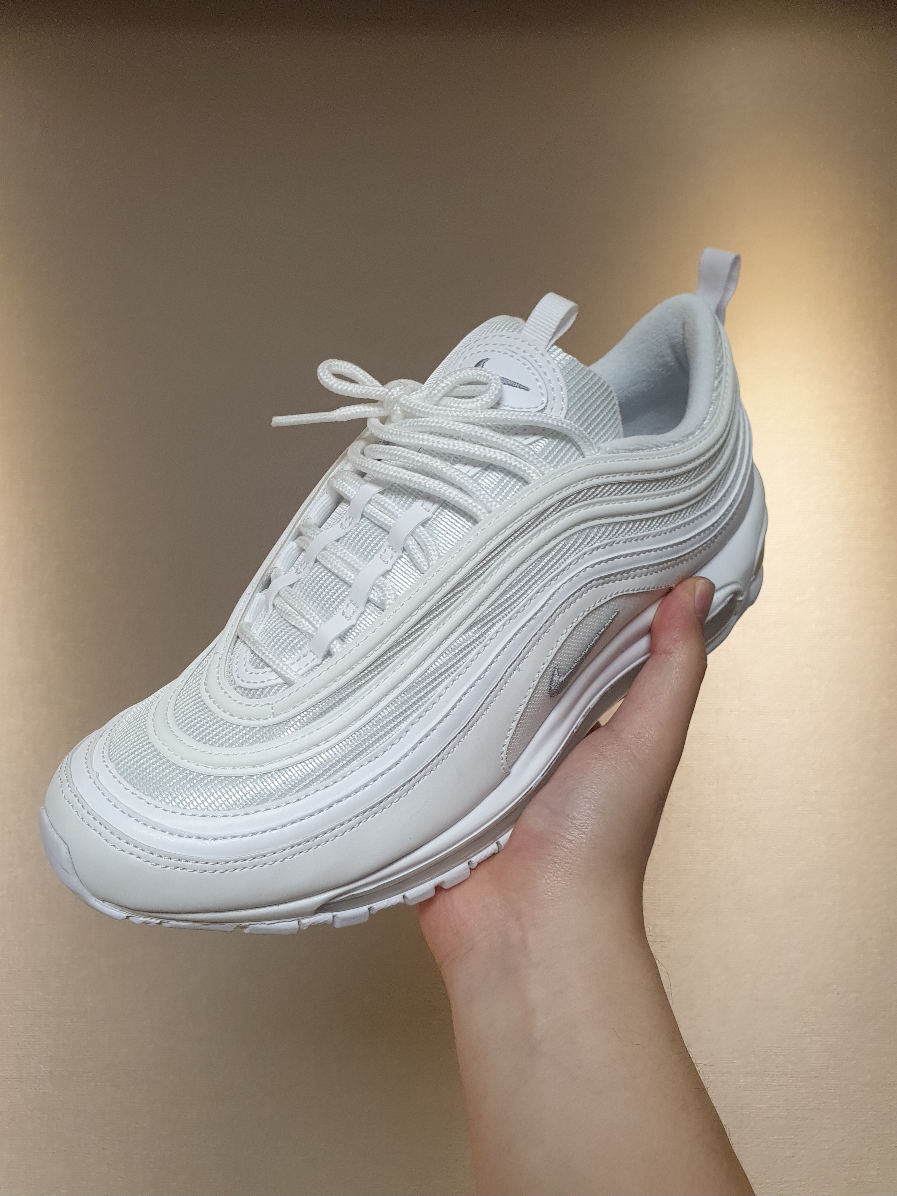 Nike Air Max 97 Triple White Wolf Grey 착용 스타일