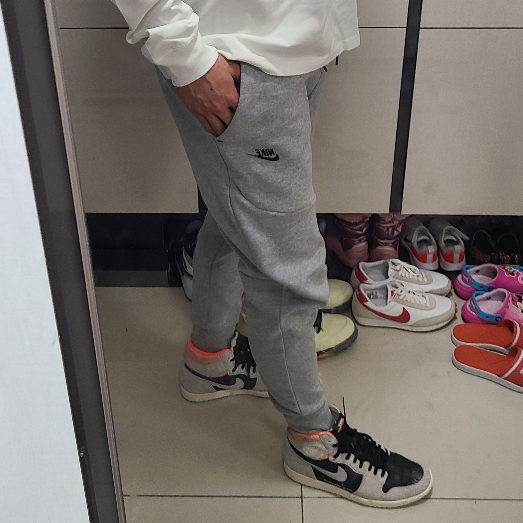 Jordan 1 Retro High Neutral Grey Hyper Crimson, Nike x Stussy Big Swoosh LS T-Shirt White - Asia 착용 스타일