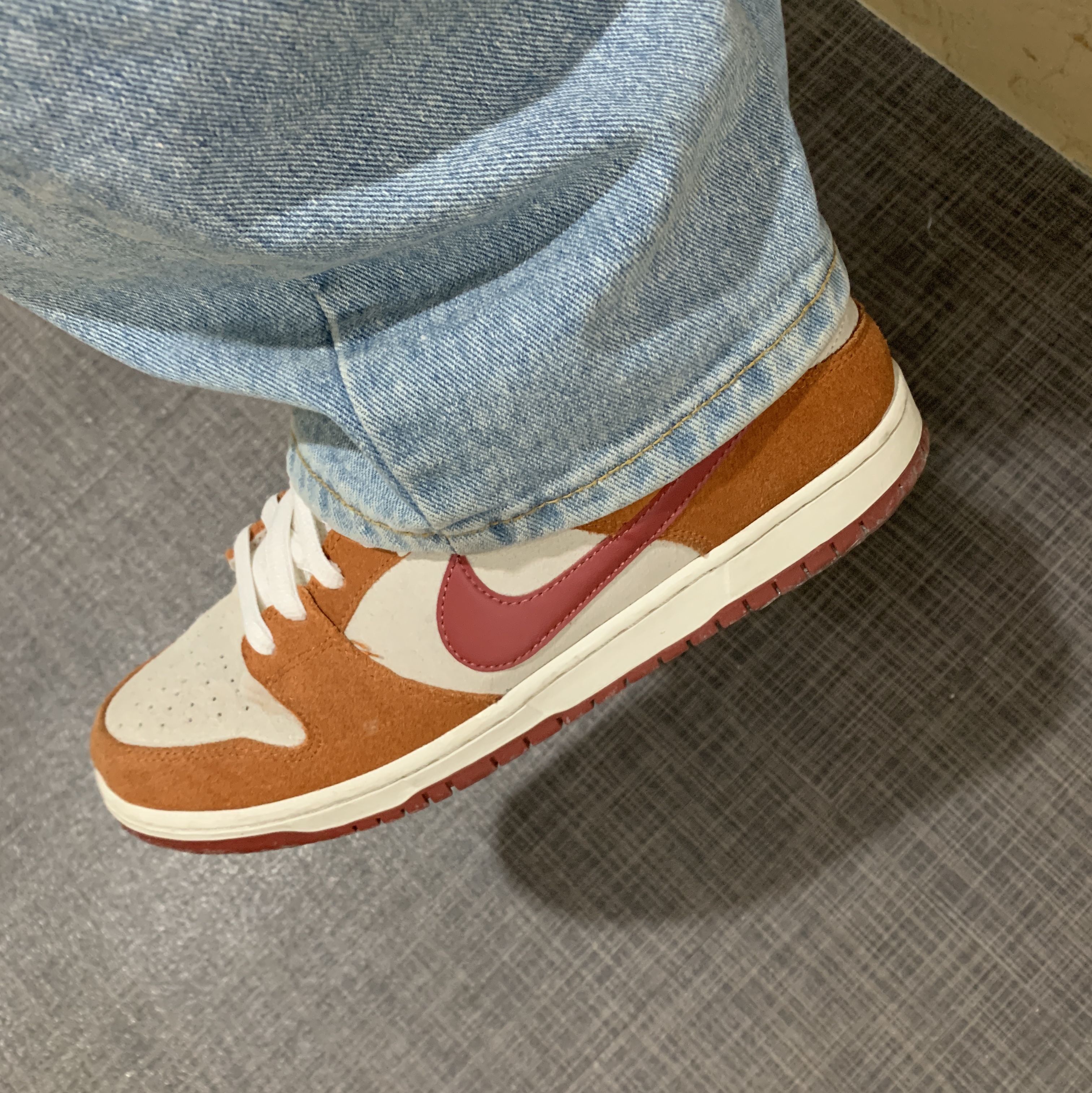 Nike SB Dunk Low Pro Dark Russet 착용 스타일