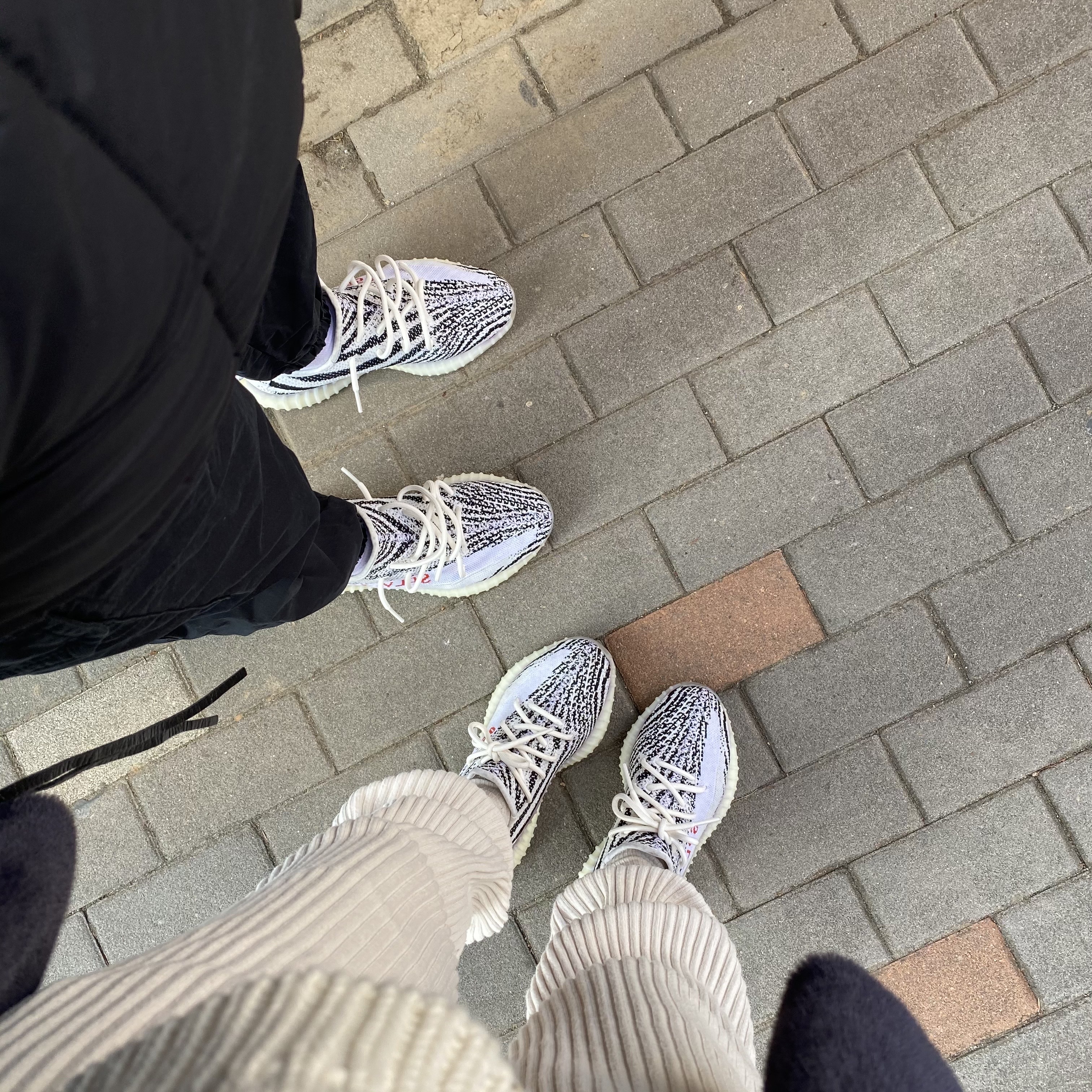 Adidas Yeezy Boost 350 V2 Zebra 2017/2019/2020 착용 스타일