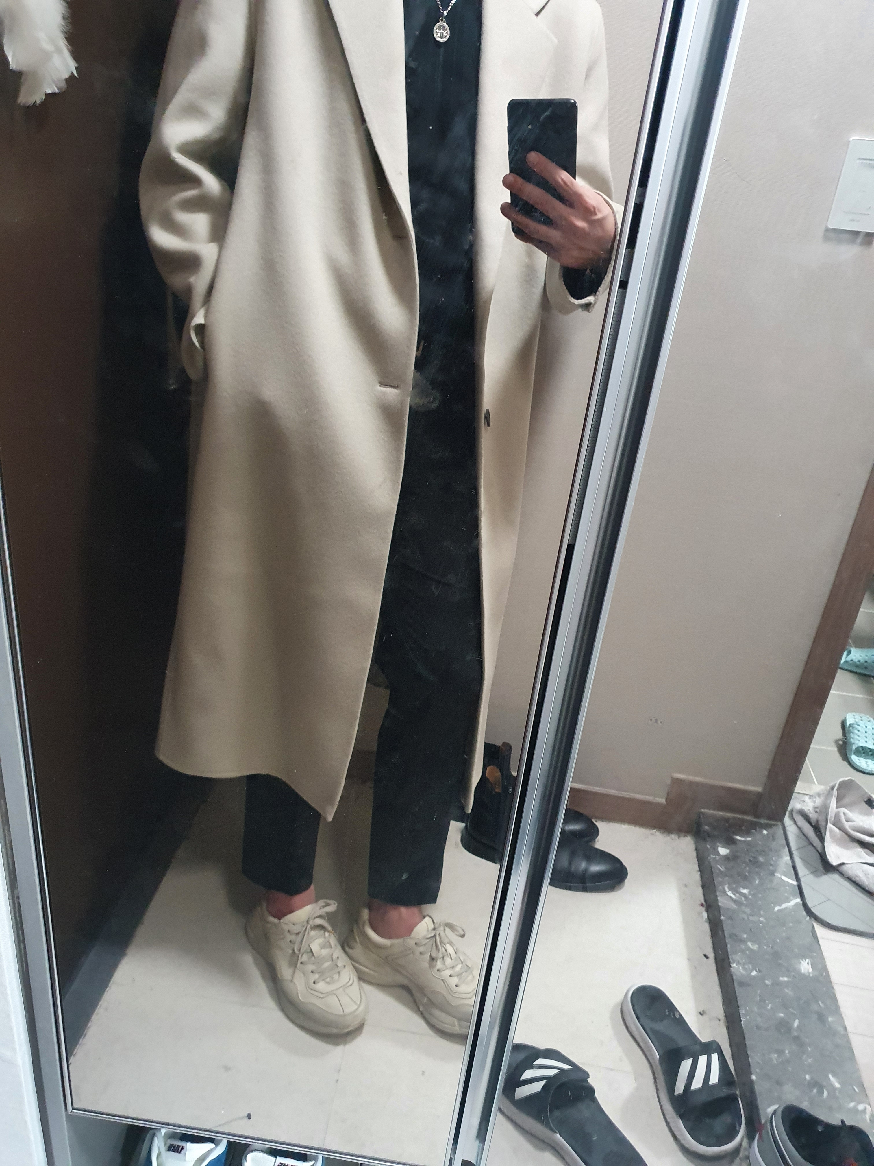 Gucci Rhyton Leather Sneakers Distressed Ivory 착용 스타일
