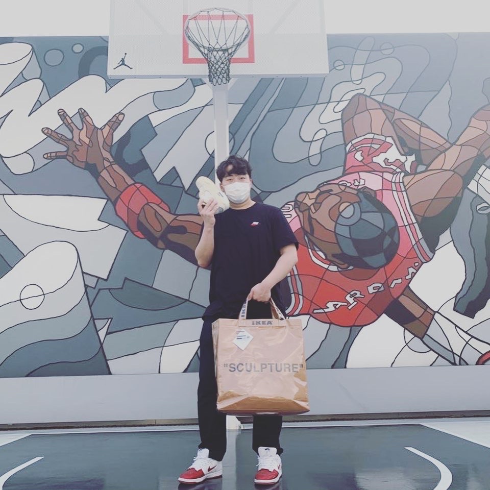 (W) Jordan 4 x Off-White Retro SP Sail, Nike x Supreme SB Dunk Low Jewel Swoosh Red 착용 스타일
