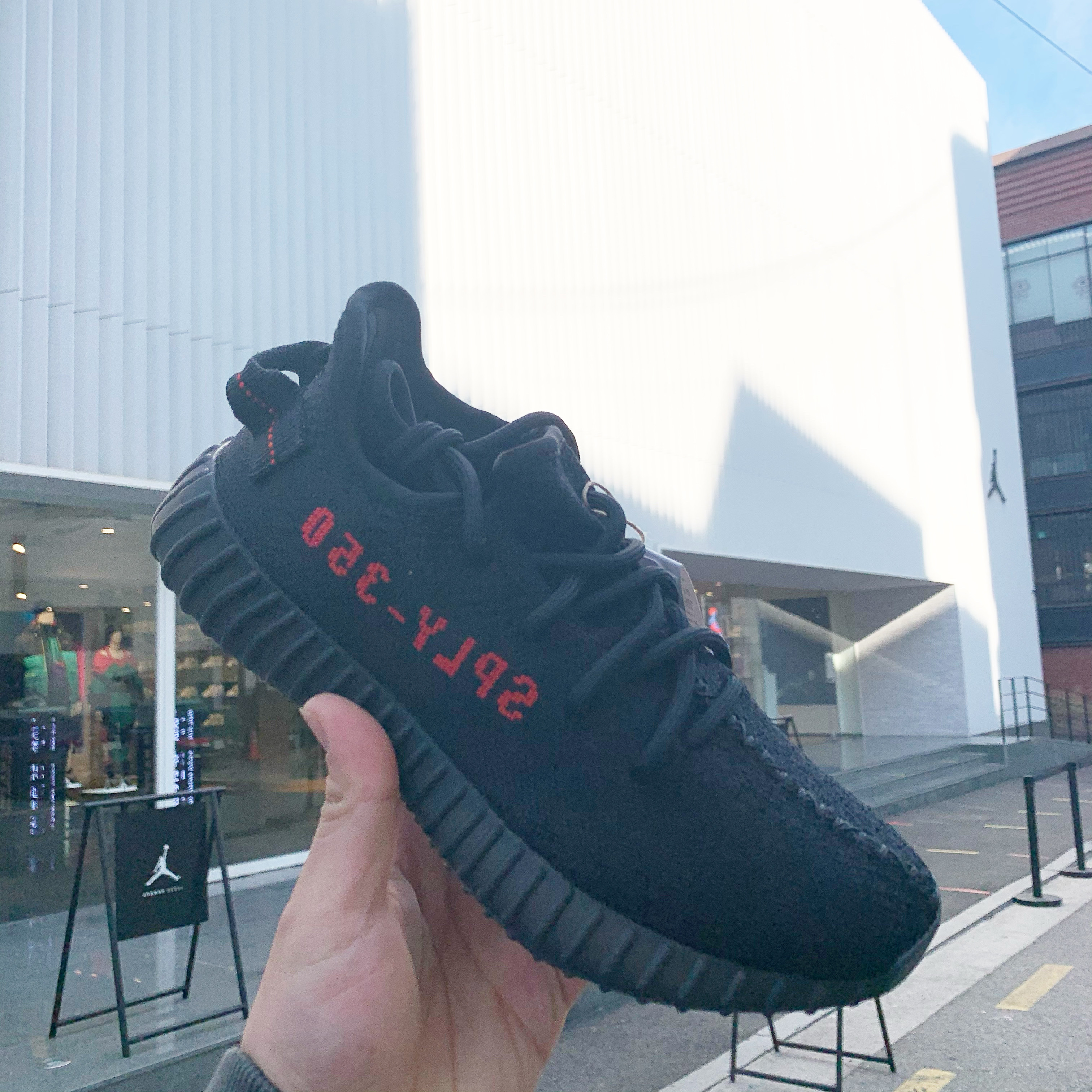 Adidas Yeezy Boost 350 V2 Black Red 2020 착용 스타일