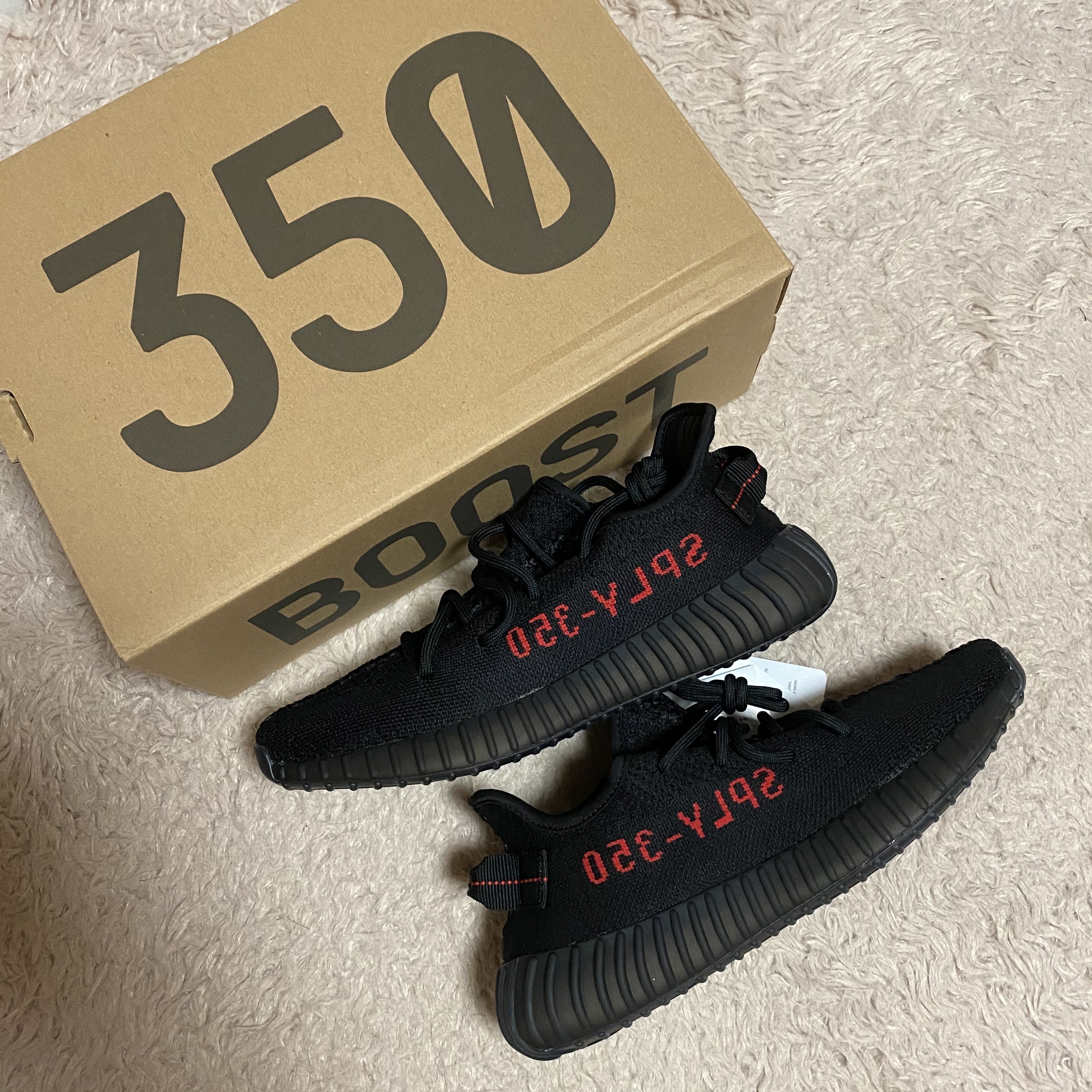 Adidas Yeezy Boost 350 V2 Black Red 2020 착용 스타일