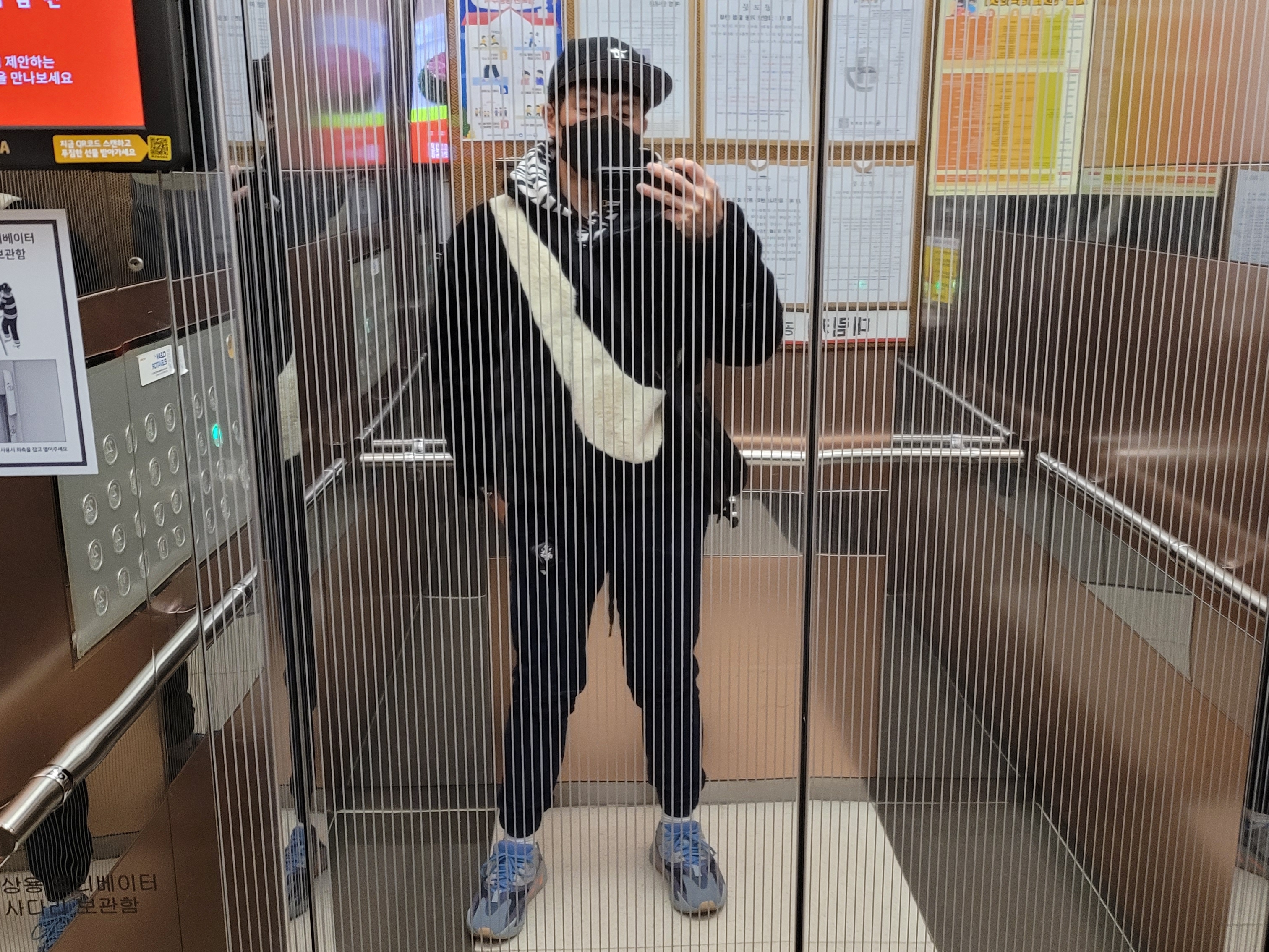 Adidas Yeezy Boost 700 Carbon Blue 착용 스타일