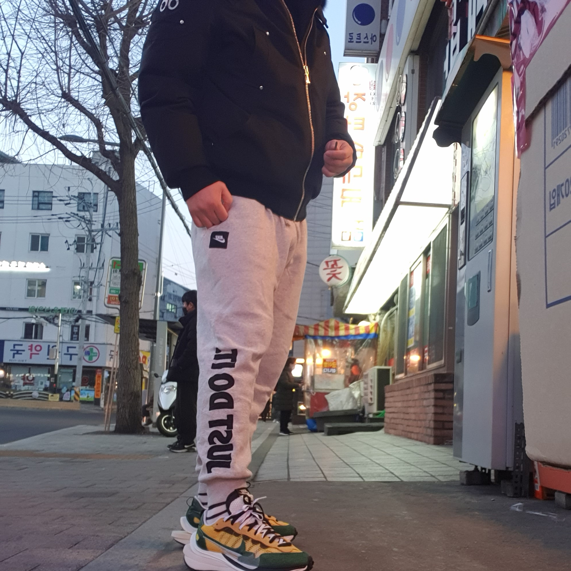 Nike x Sacai VaporWaffle Tour Yellow & Gorge Green Sail 착용 스타일