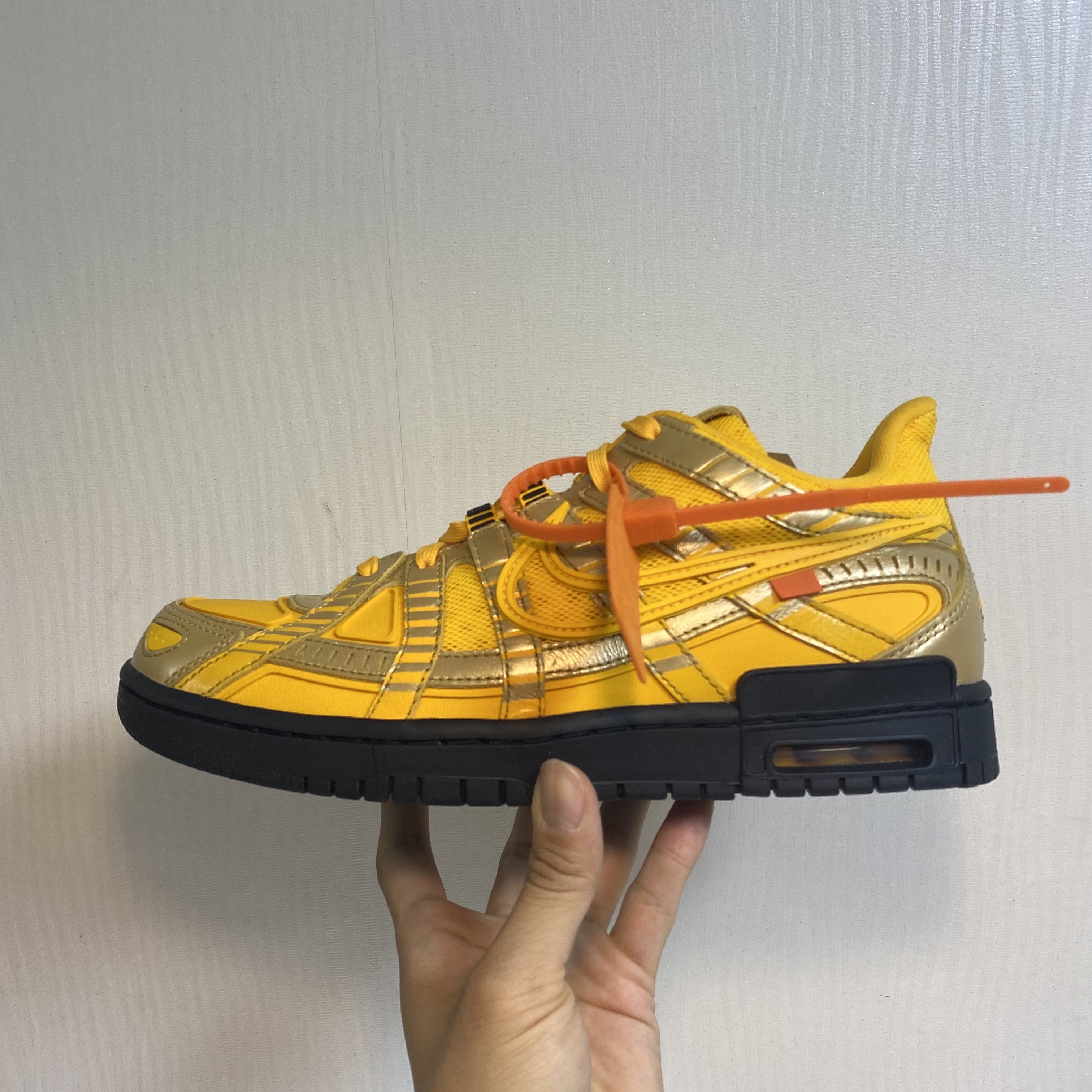 Nike x Off-White Air Rubber Dunk University Gold 착용 스타일 - 4