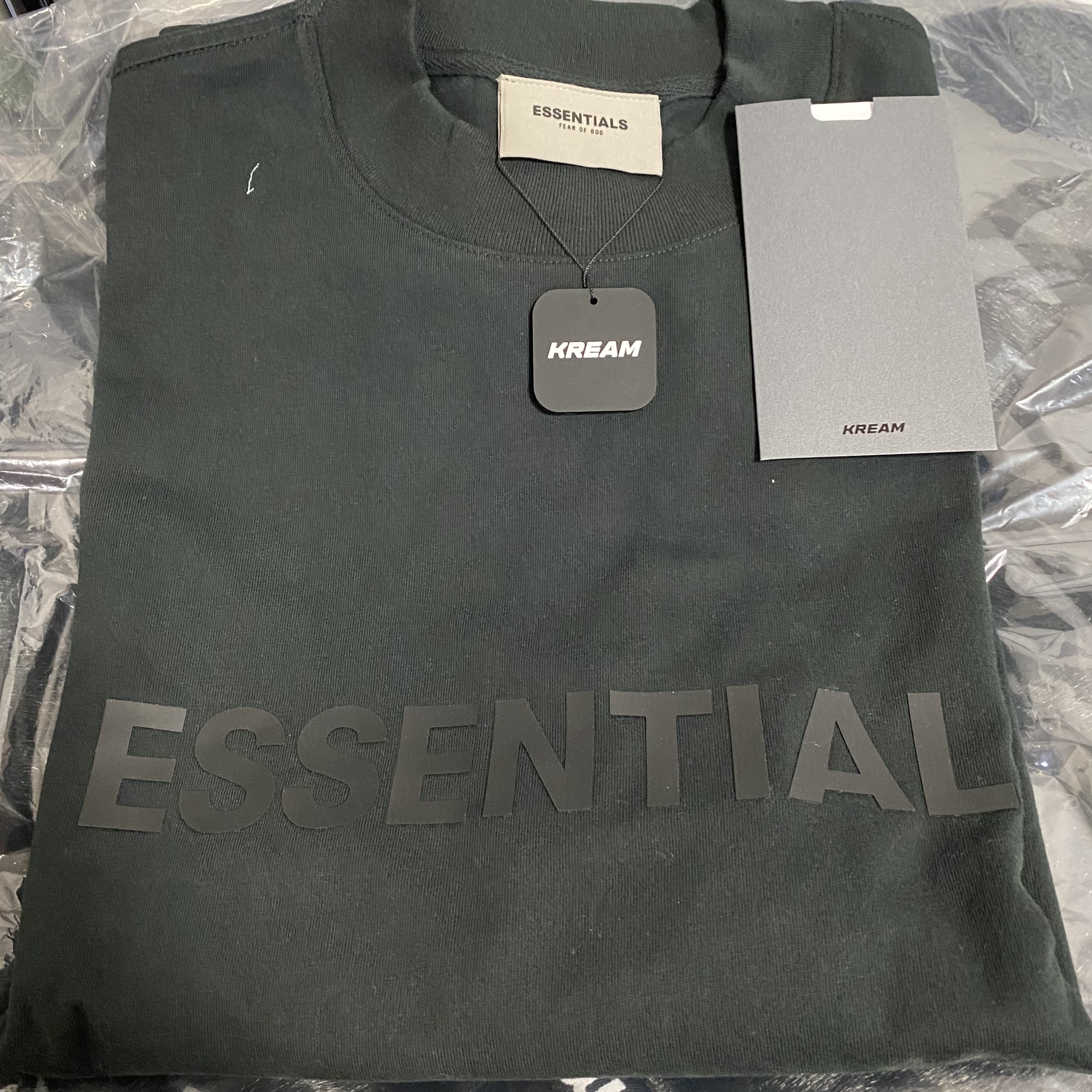 Essentials 3D Silicon Applique Boxy Long Sleeve T-Shirt Dark Slate/Black 2020 착용 스타일