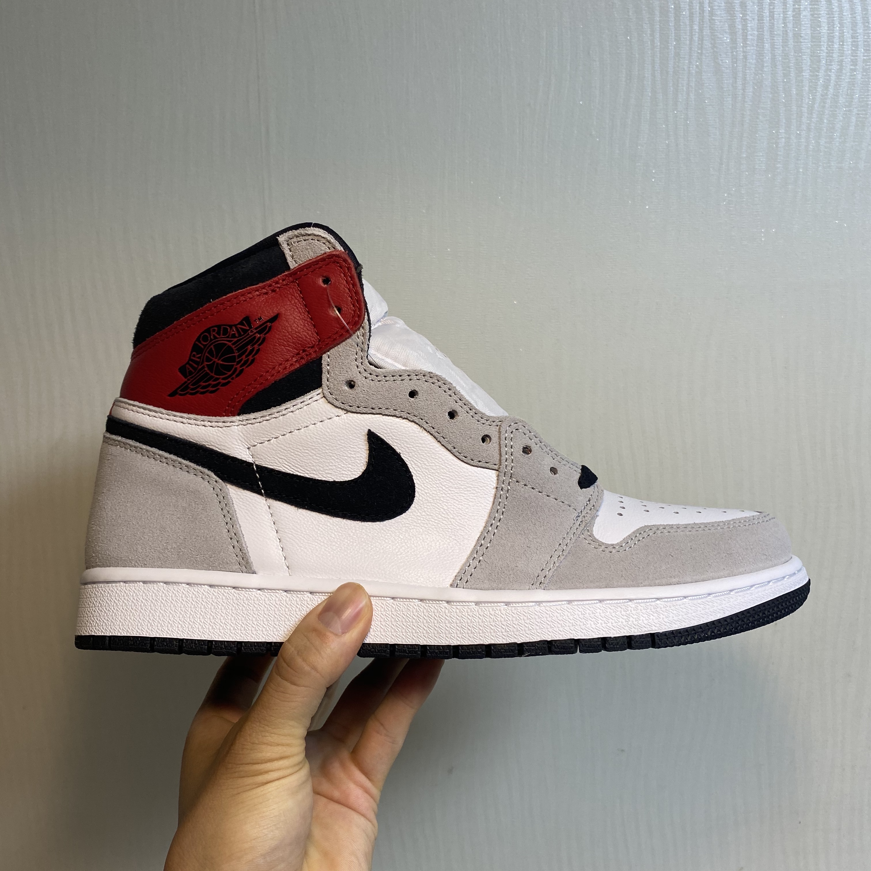 Jordan 1 Retro High OG Light Smoke Grey 착용 스타일 - 5
