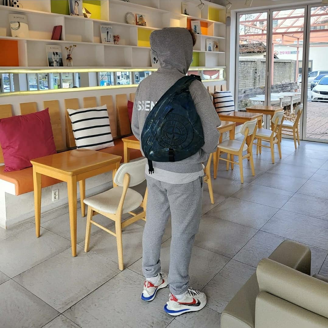 Nike x Sacai VaporWaffle Royal Fuchsia, Supreme x Stone Island Painted Camo Nylon Shoulder Bag Dark Teal - 20FW 착용 스타일