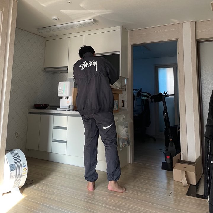Nike x Stussy Beach Pants Off Noir, Nike x Stussy Windrunner Jacket Off Noir 착용 스타일