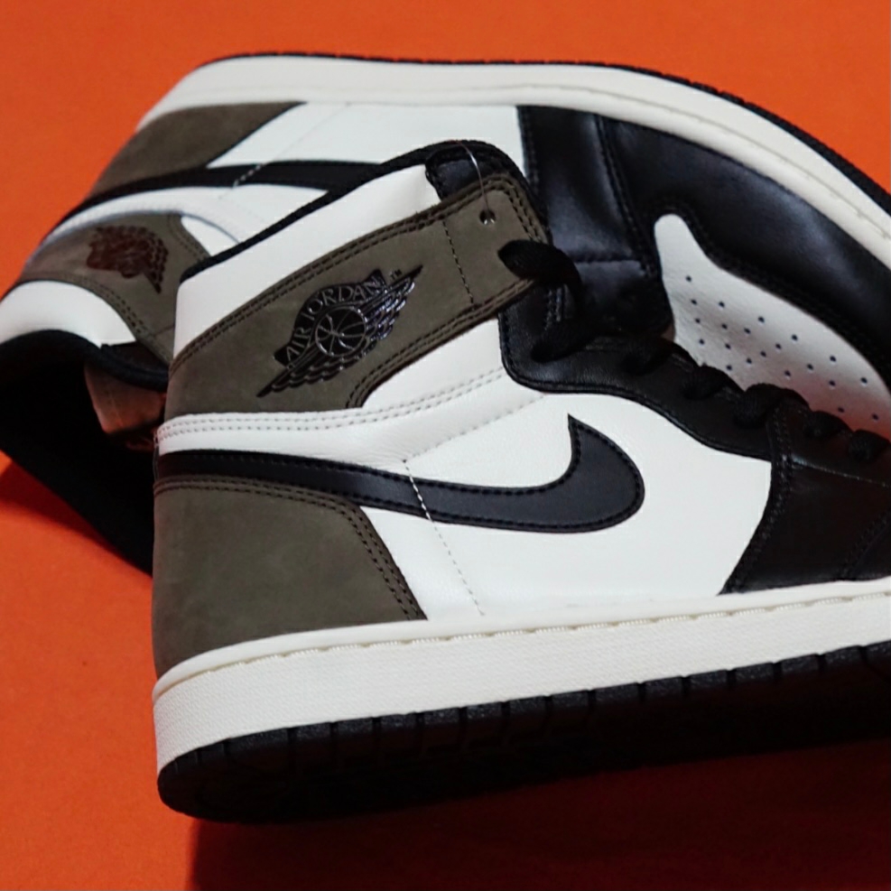 Jordan 1 Retro High OG Black Mocha 착용 스타일 - 2