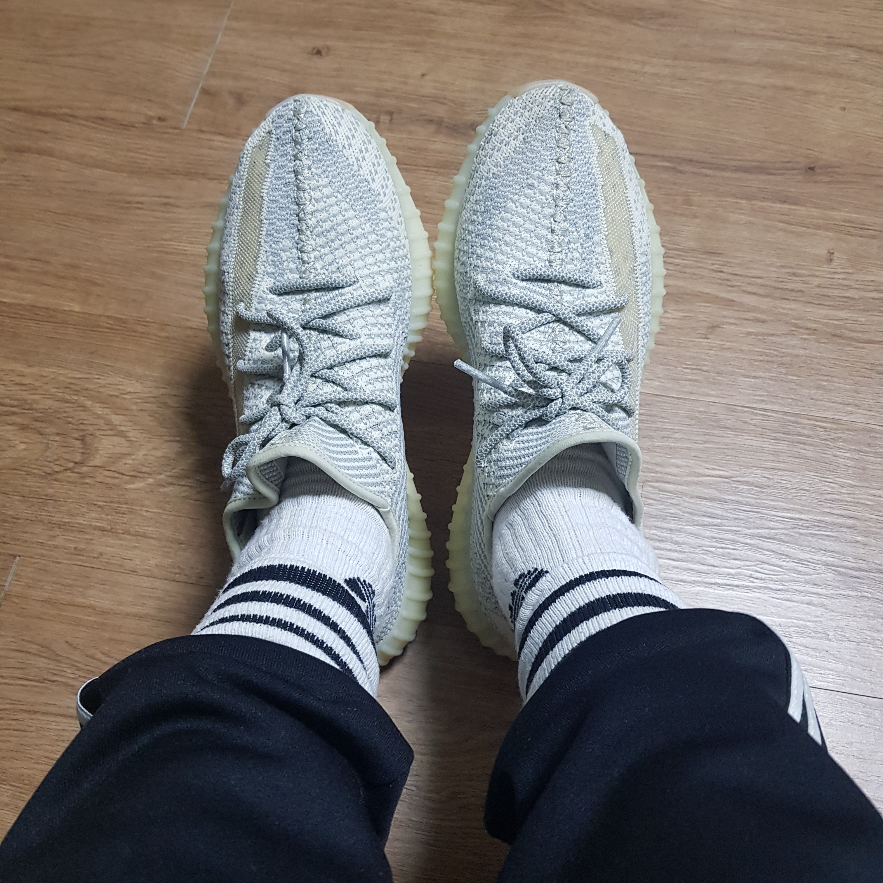 Adidas Yeezy Boost 350 V2 Lundmark - Non Reflective 착용 스타일