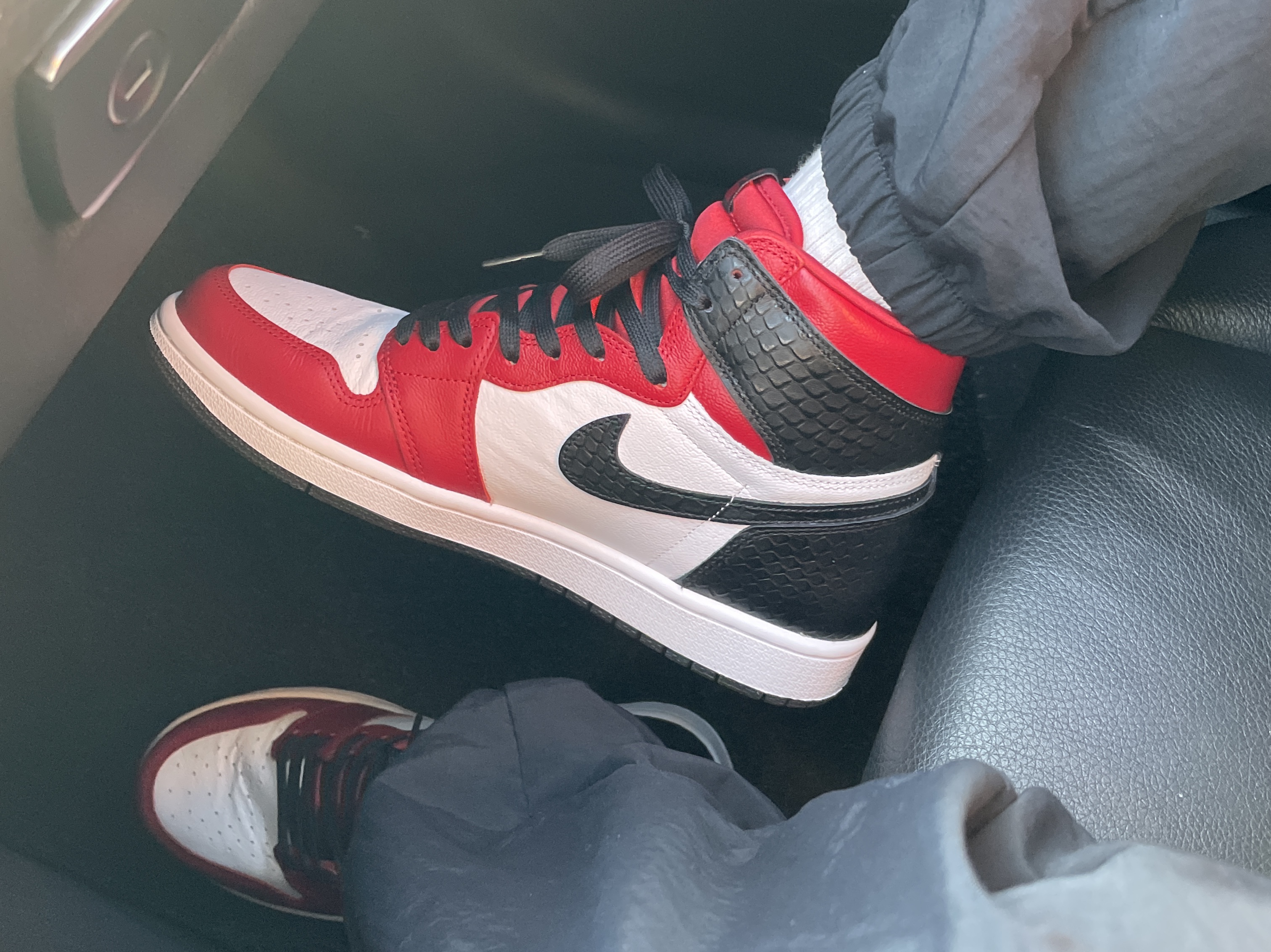(W) Jordan 1 Retro High Satin Red 착용 스타일