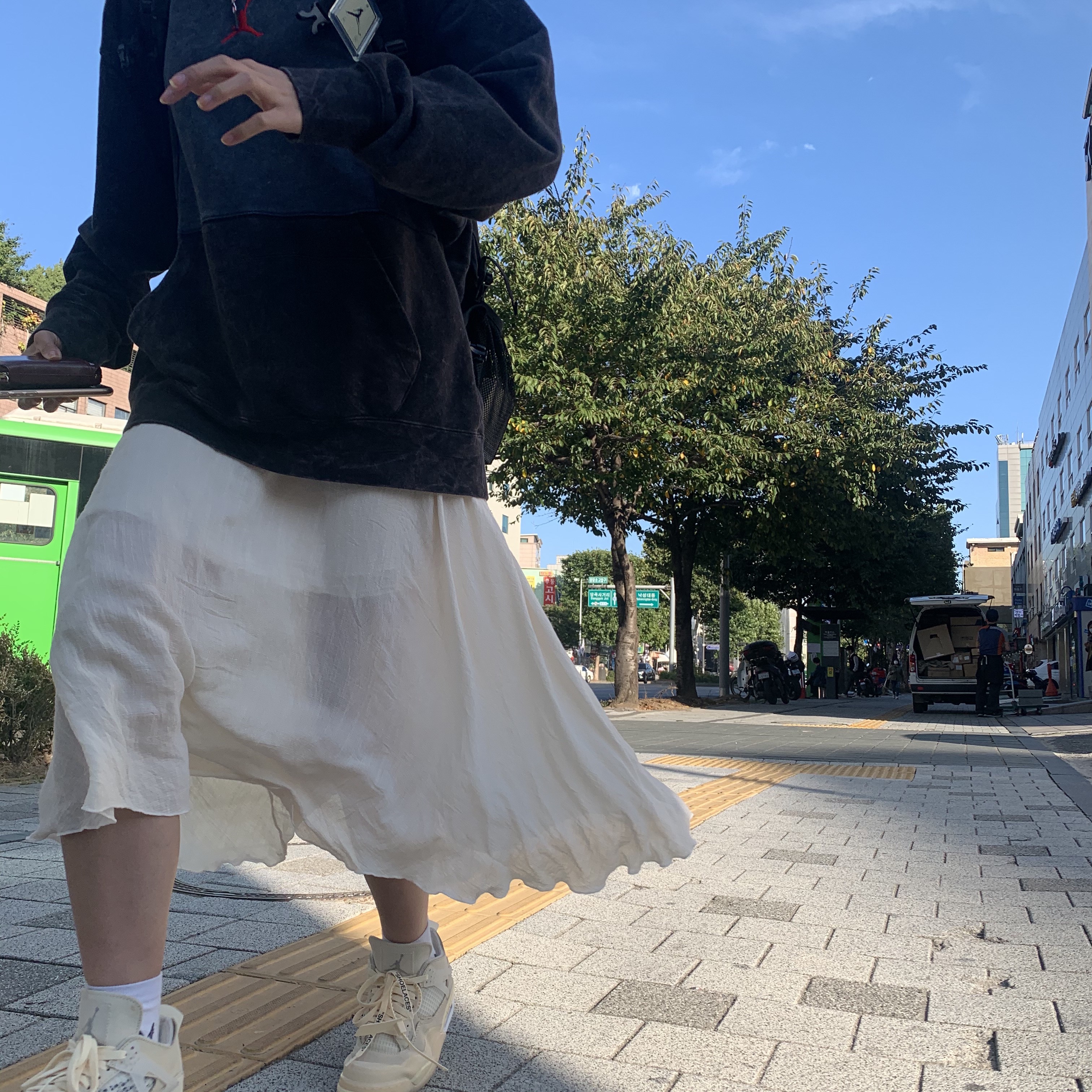 (W) Jordan 4 x Off-White Retro SP Sail 착용 스타일 - 2
