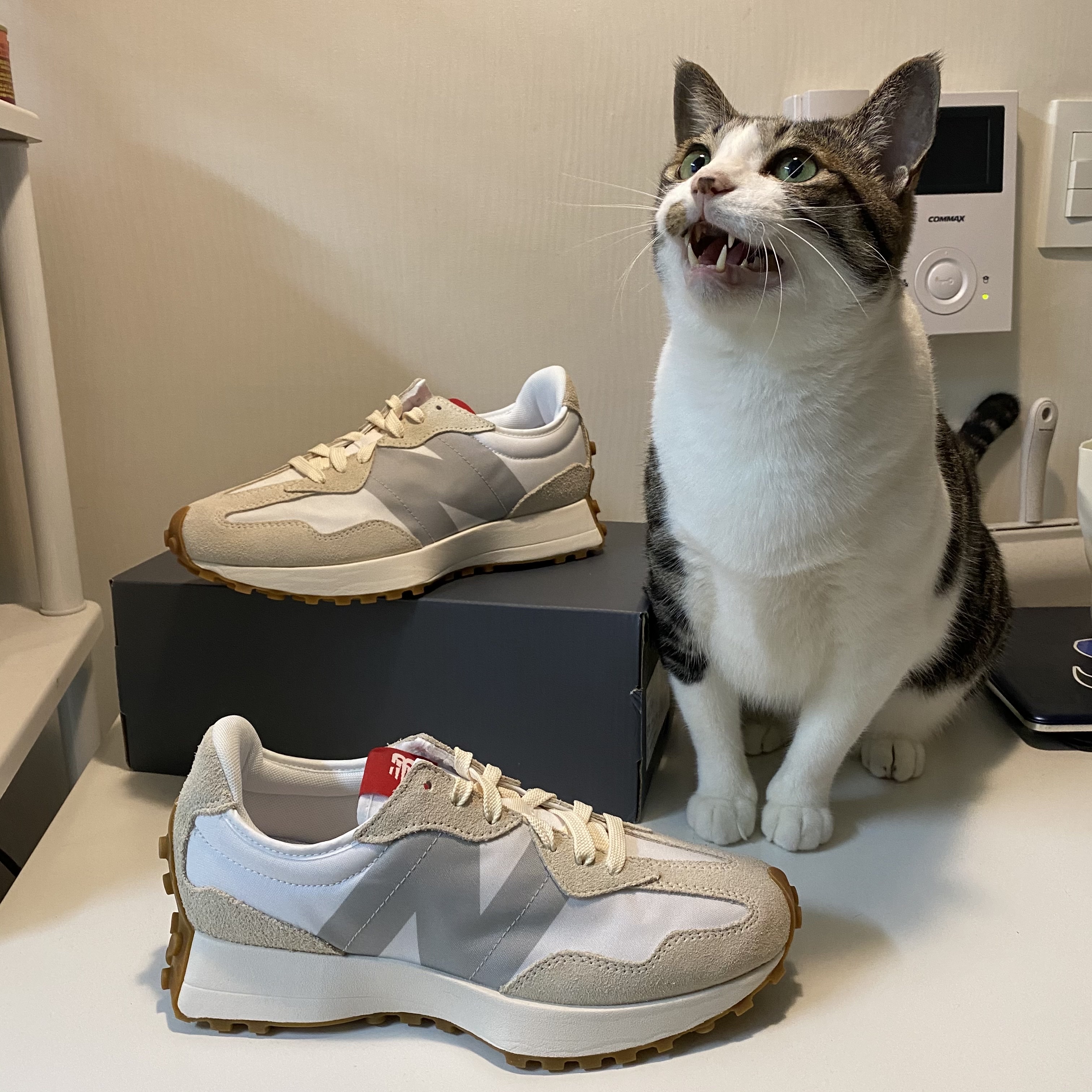 New Balance 327 White Silver Gum 착용 스타일 - 1