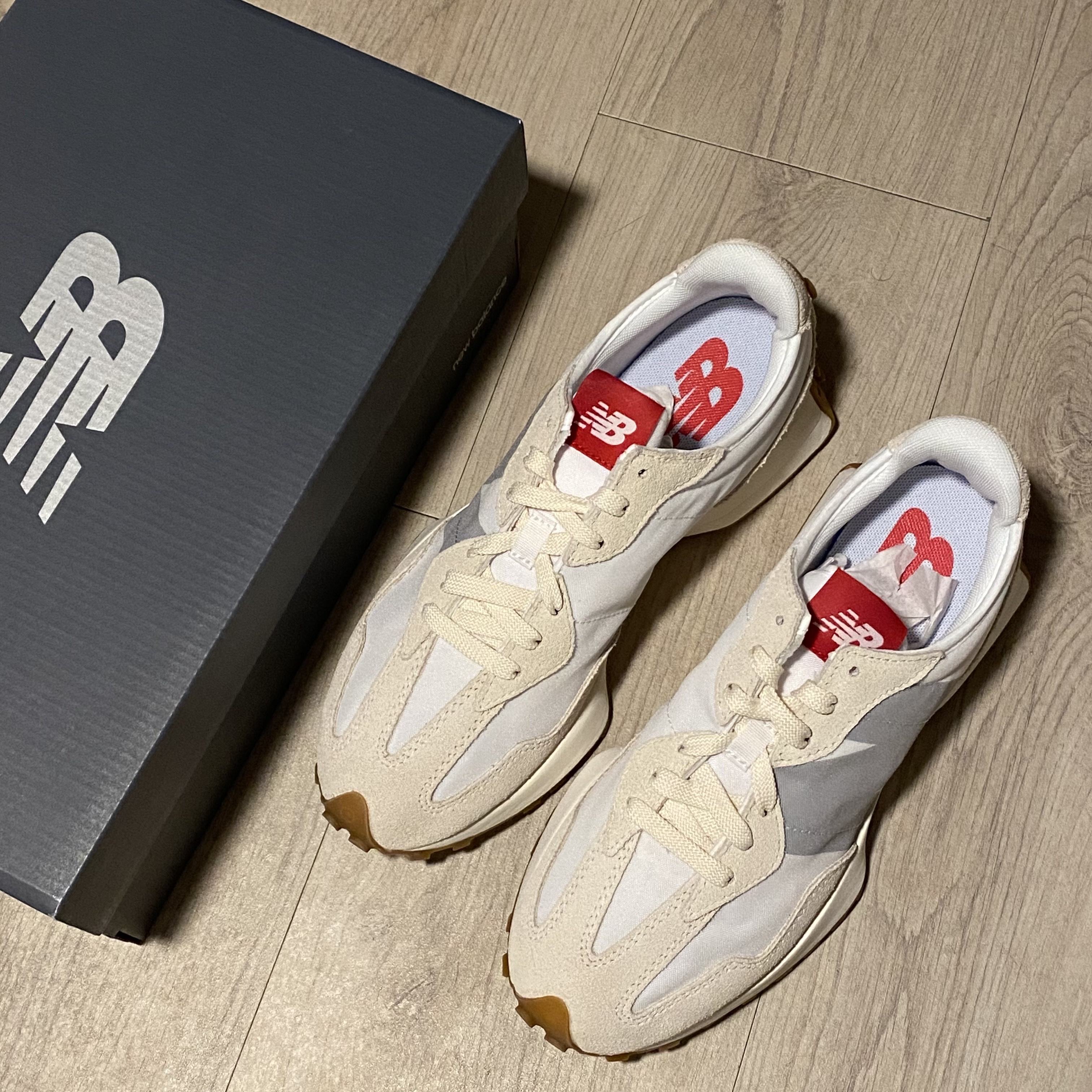 New Balance 327 White Silver Gum 착용 스타일 - 2