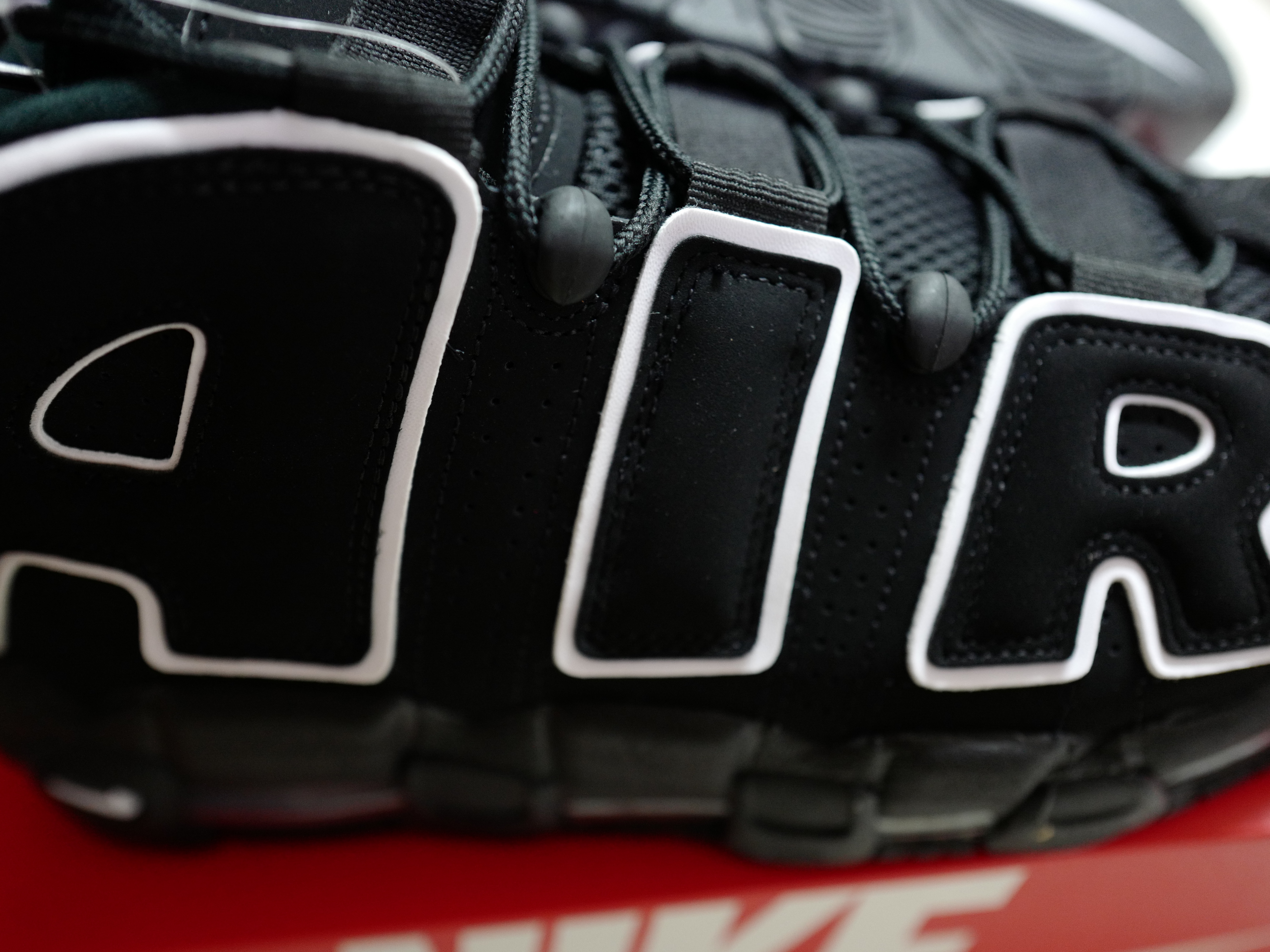 Nike Air More Uptempo Black White 2020 착용 스타일 - 4