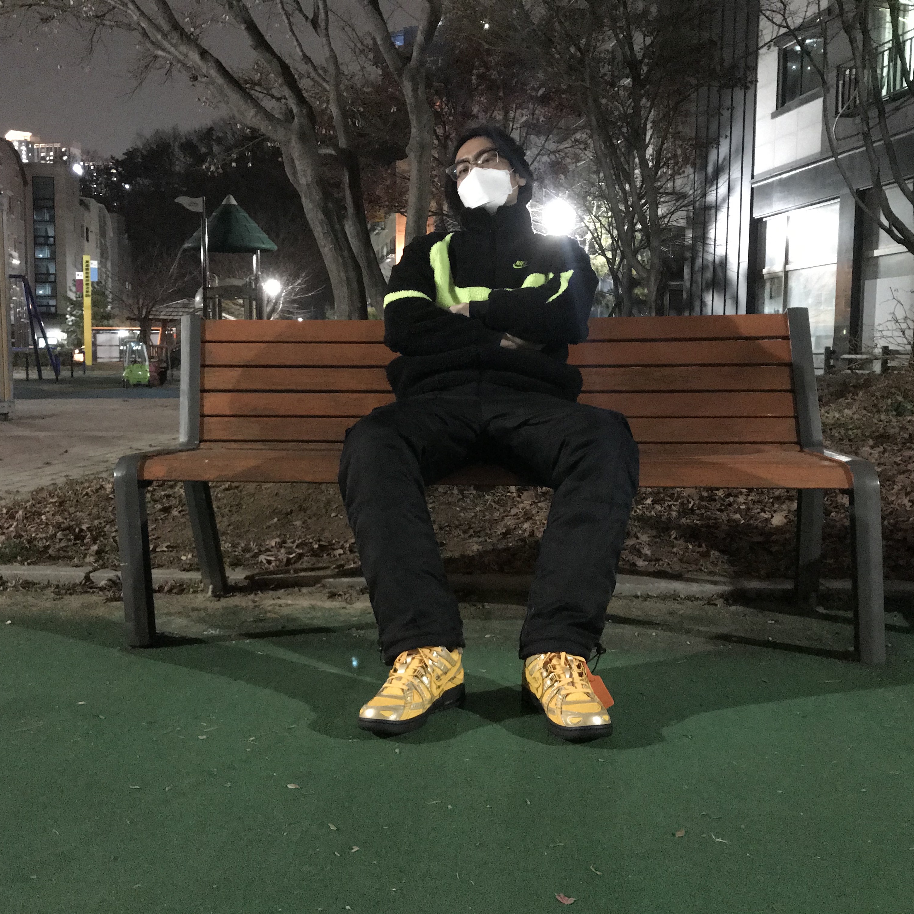 Nike Big Swoosh Full Zip Jacket Black Volt, Nike x Off-White Air Rubber Dunk University Gold 착용 스타일