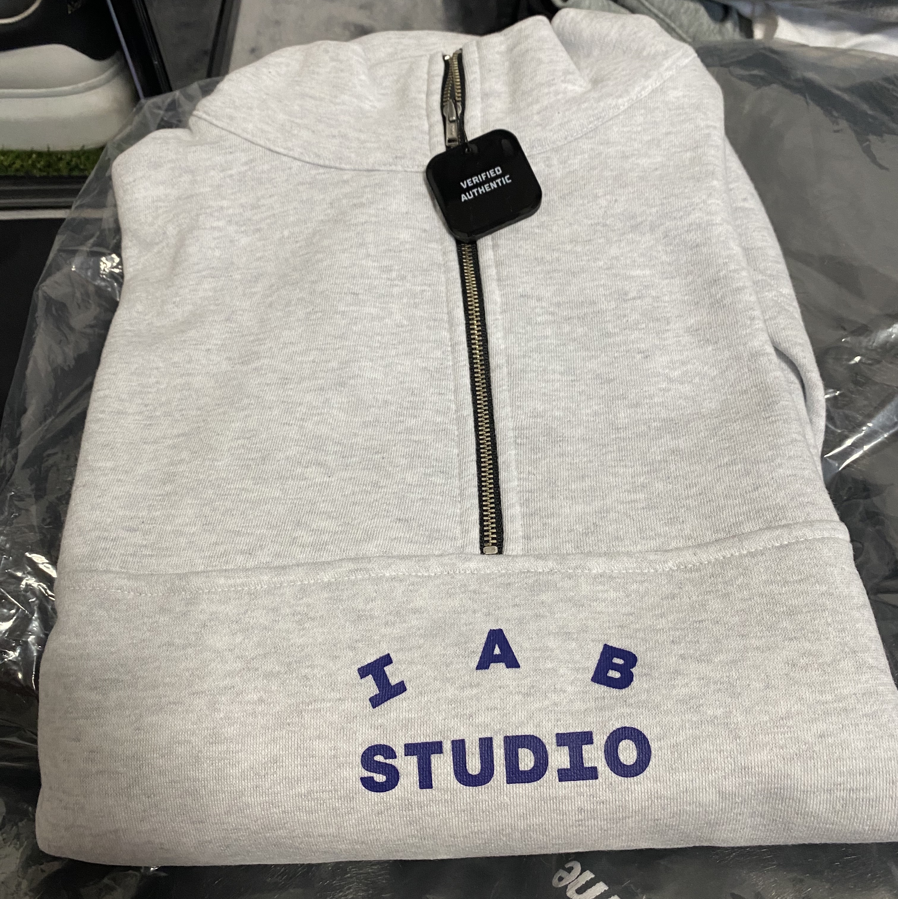 IAB Studio Half Zip Pullover Light Gray 착용 스타일