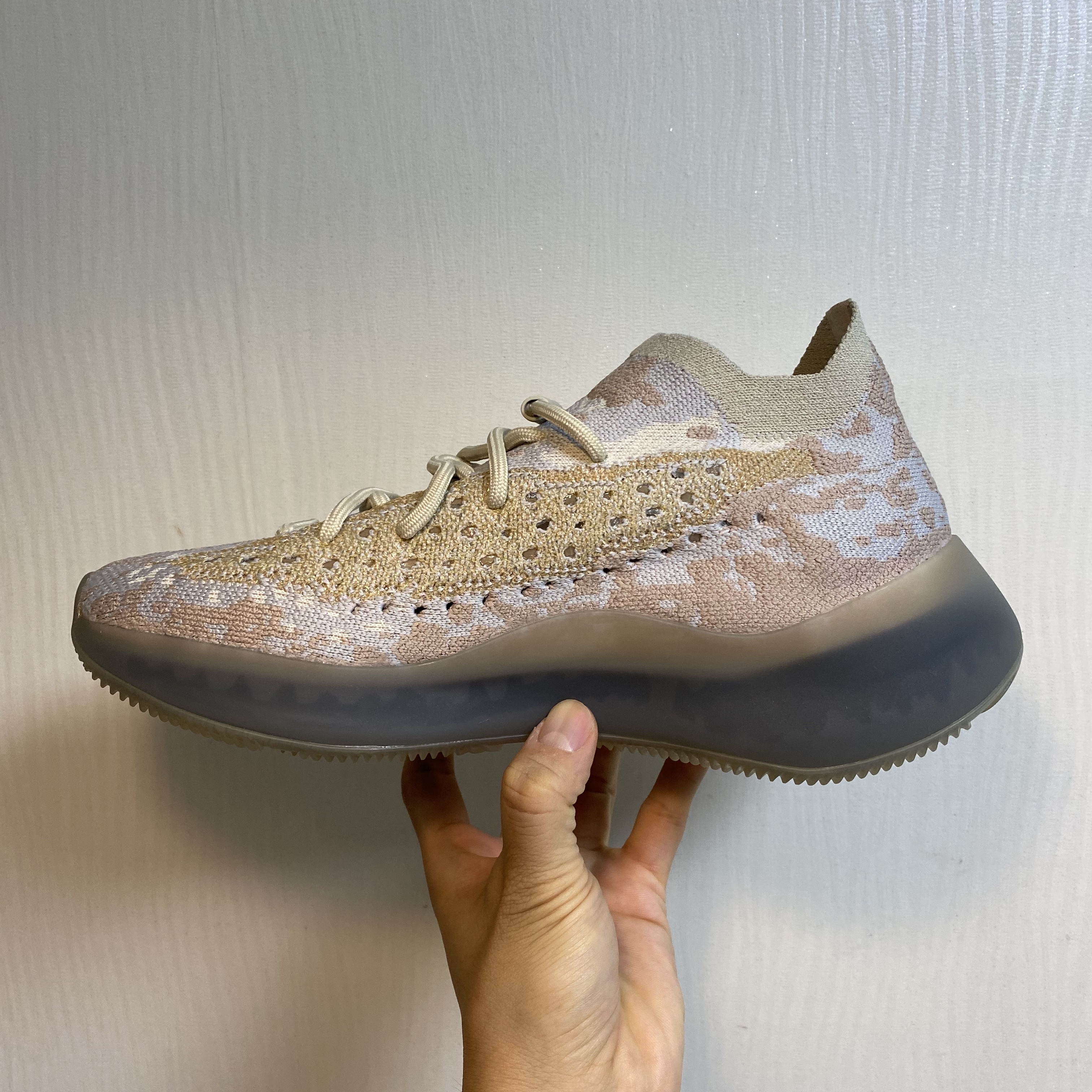 Adidas Yeezy Boost 380 Pepper - Non-Reflective 착용 스타일 - 3