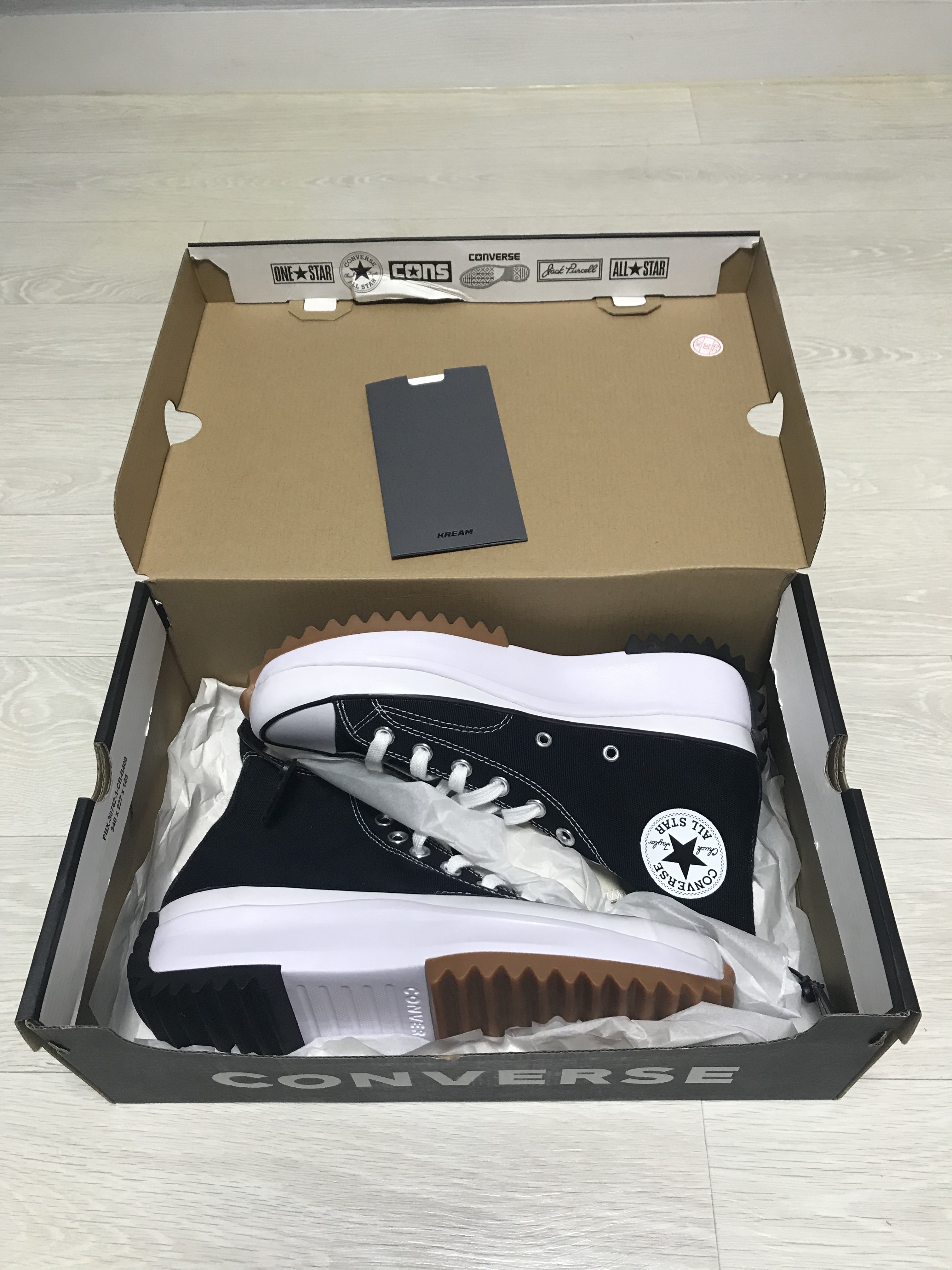 Converse Run Star Hike Hi Black White Gum 착용 스타일 - 3