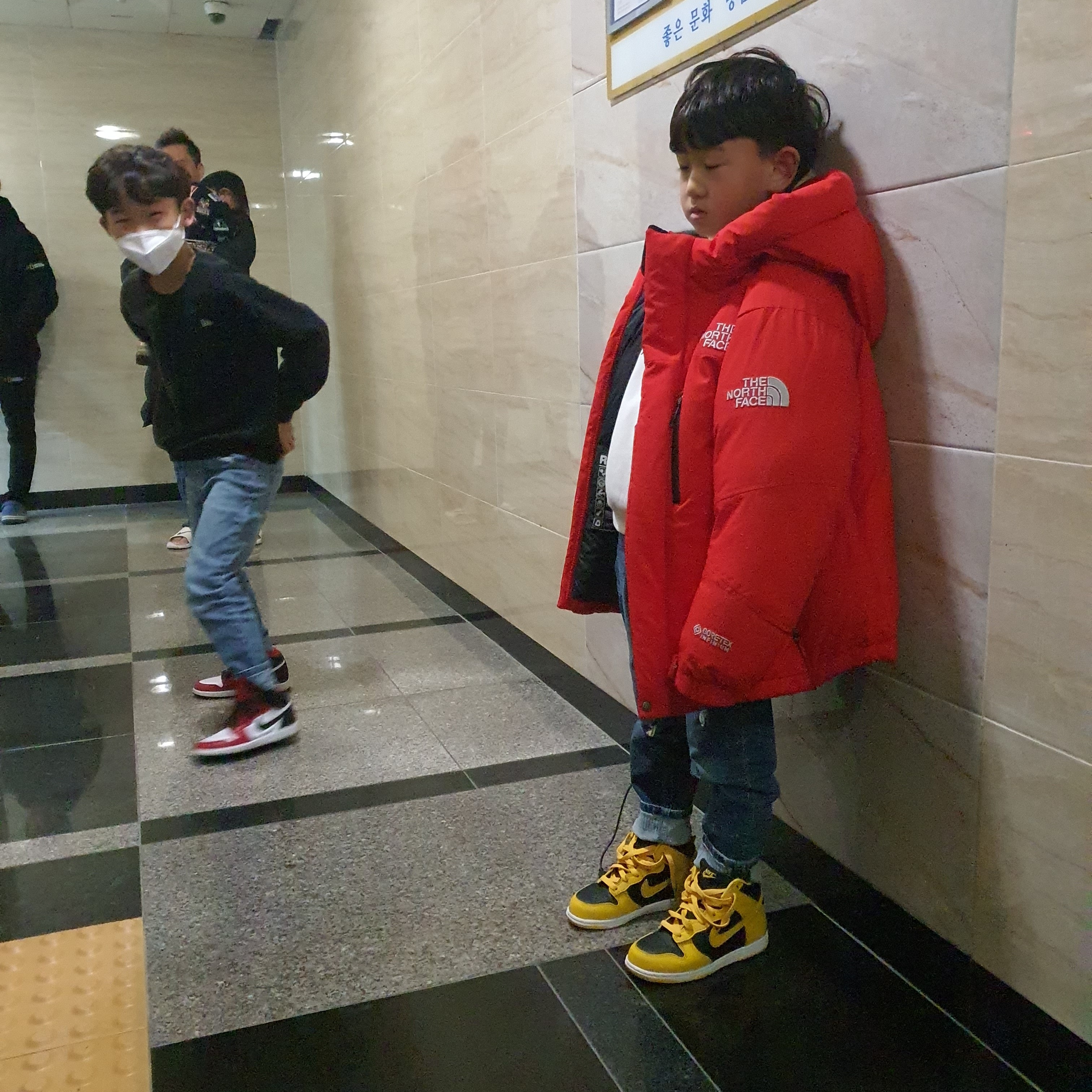 (PS) Jordan 1 Retro High Satin Red, (PS) Nike Dunk High SP Varsity Maize 착용 스타일