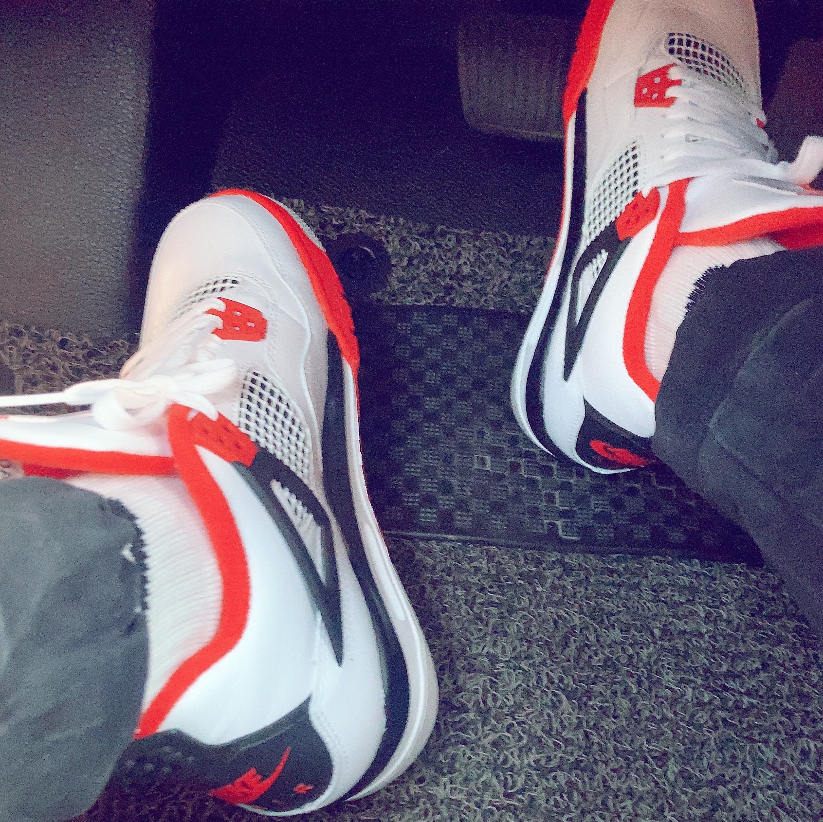 (GS) Jordan 4 Retro OG Fire Red 2020 착용 스타일 - 2