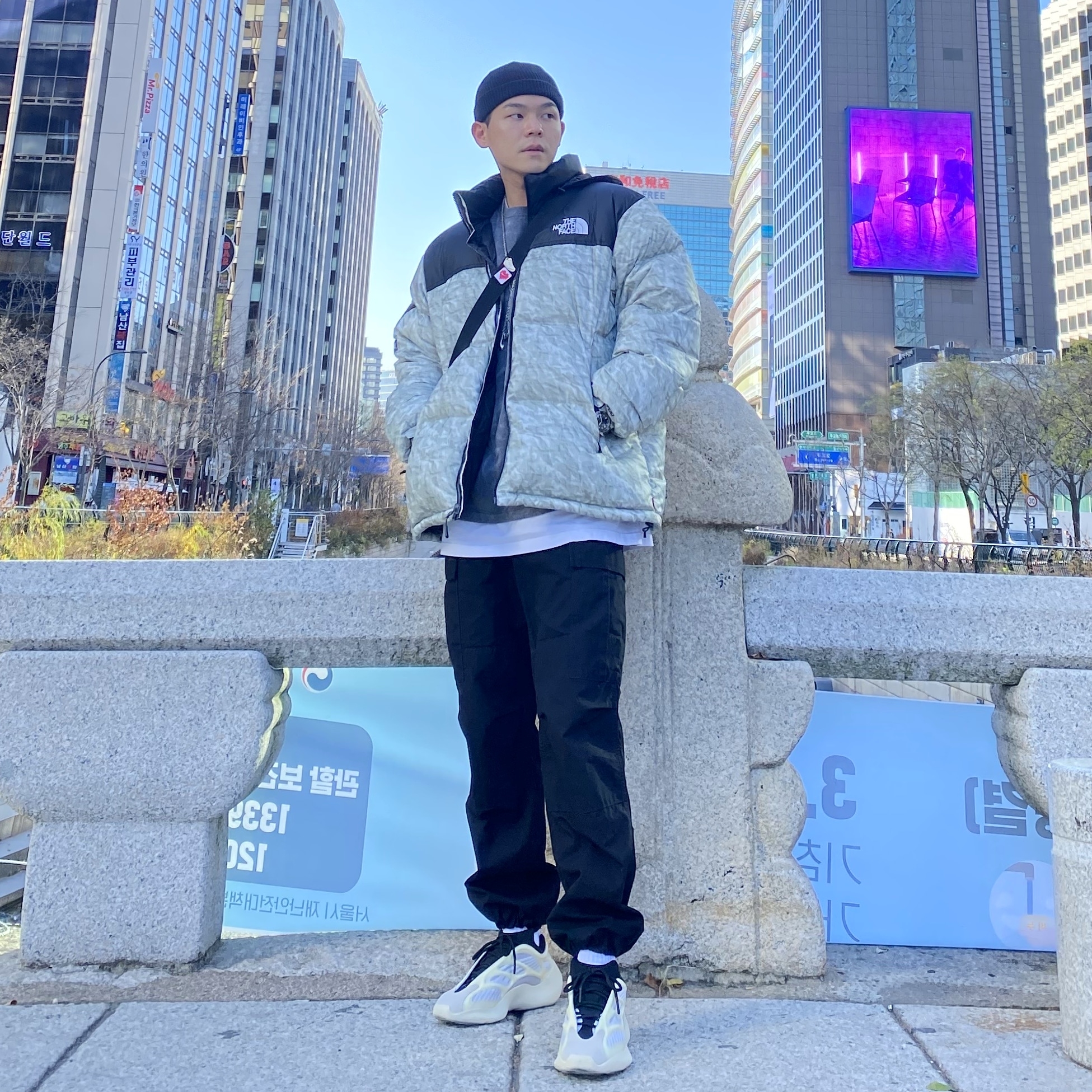 Adidas Yeezy 700 V3 Azael 2019, Supreme x The North Face Paper Print Nuptse Jacket - 19FW 착용 스타일