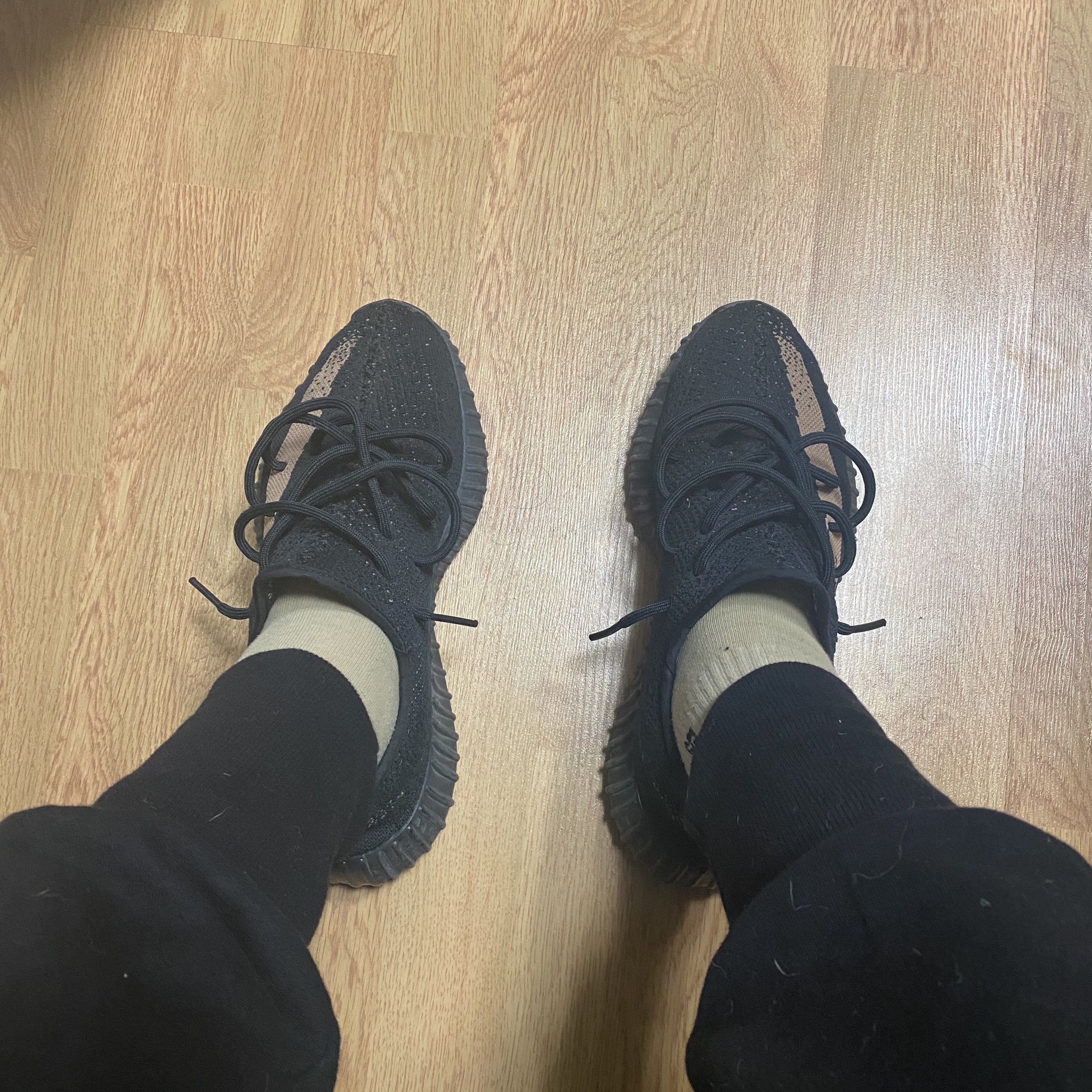 Adidas Yeezy Boost 350 V2 Core Black Copper, Essentials 3D Silicon Applique Pullover Hoodie Dark Slate/Black 2020 착용 스타일 - 2