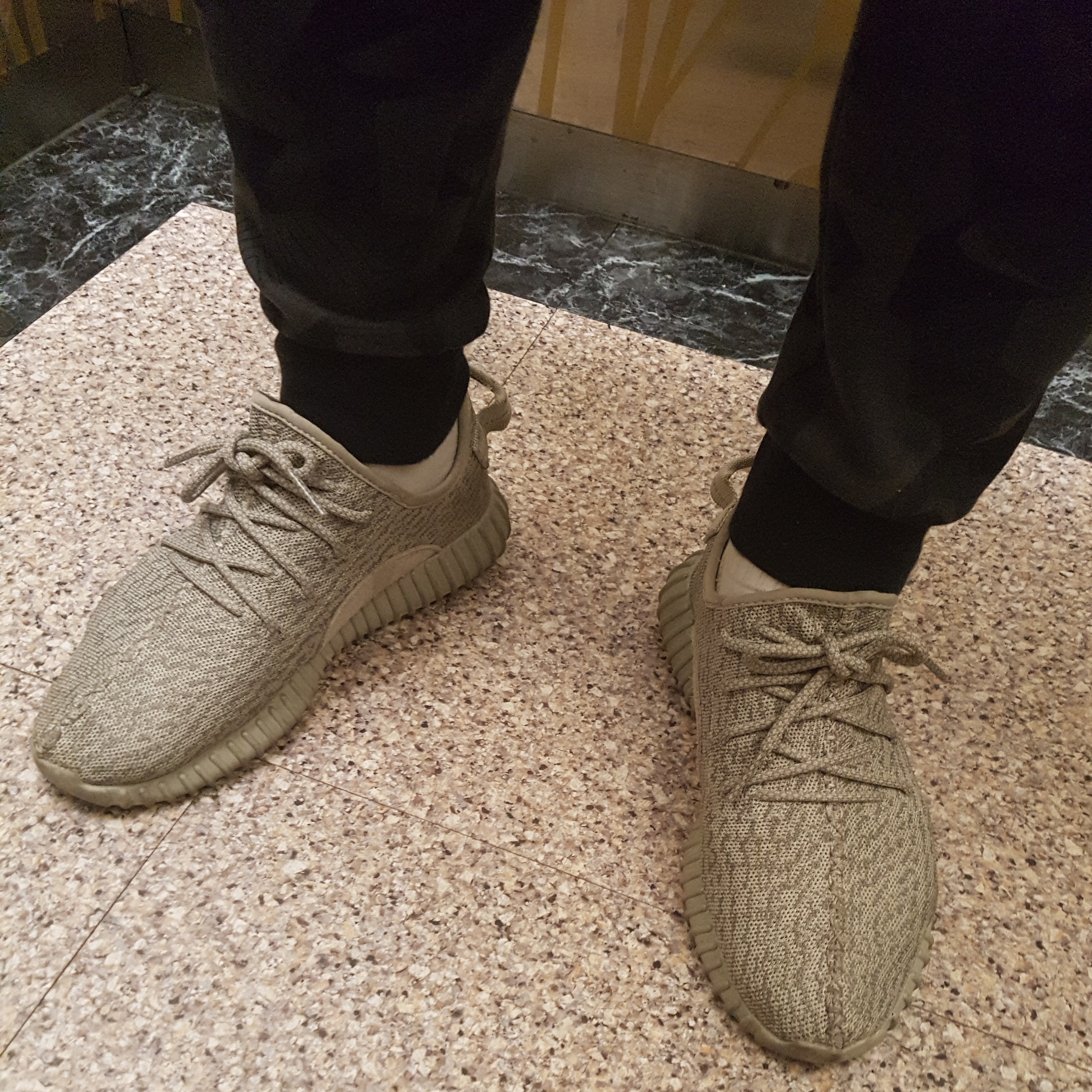 Adidas Yeezy Boost 350 Moonrock 착용 스타일