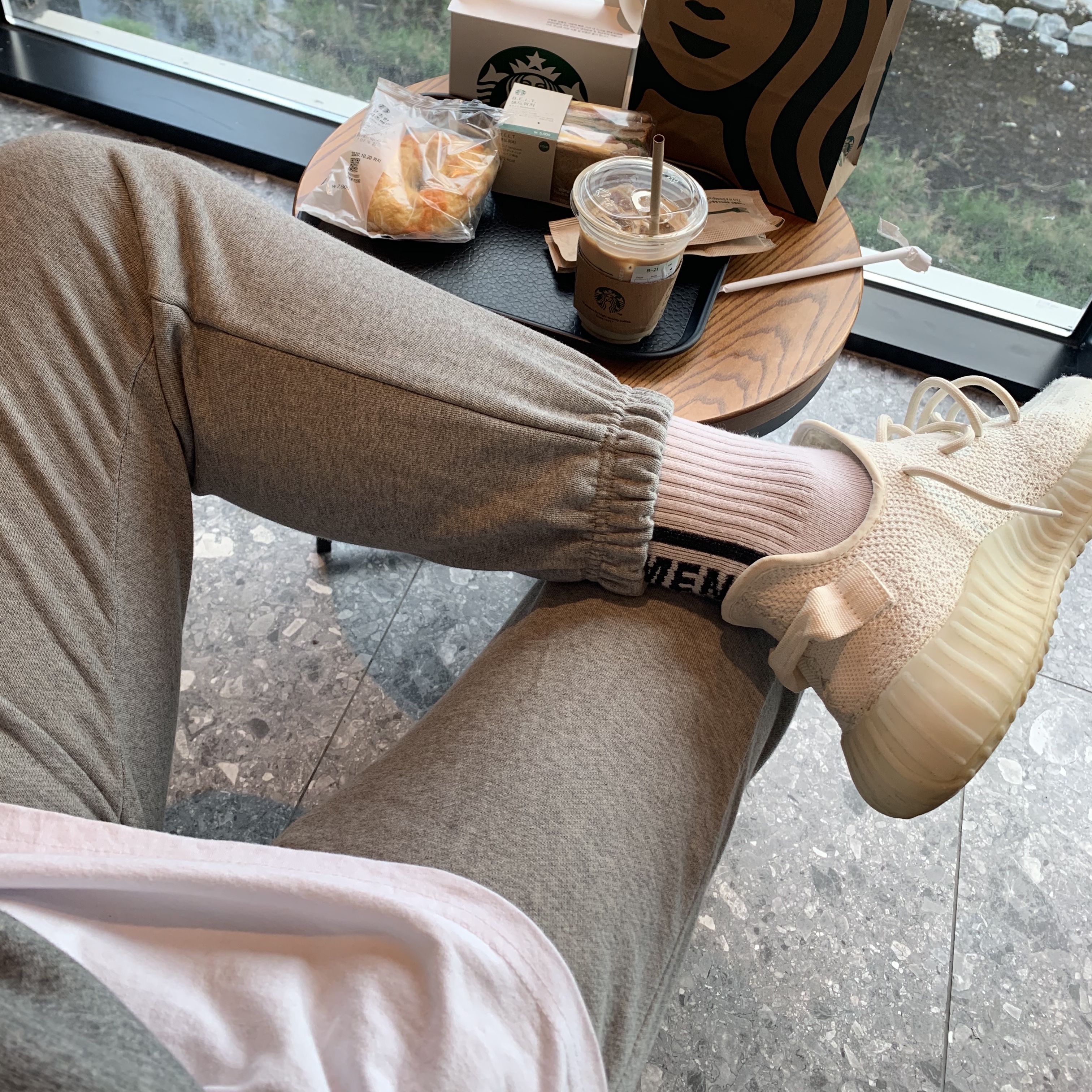 Adidas Yeezy Boost 350 V2 Cream/Triple White 착용 스타일