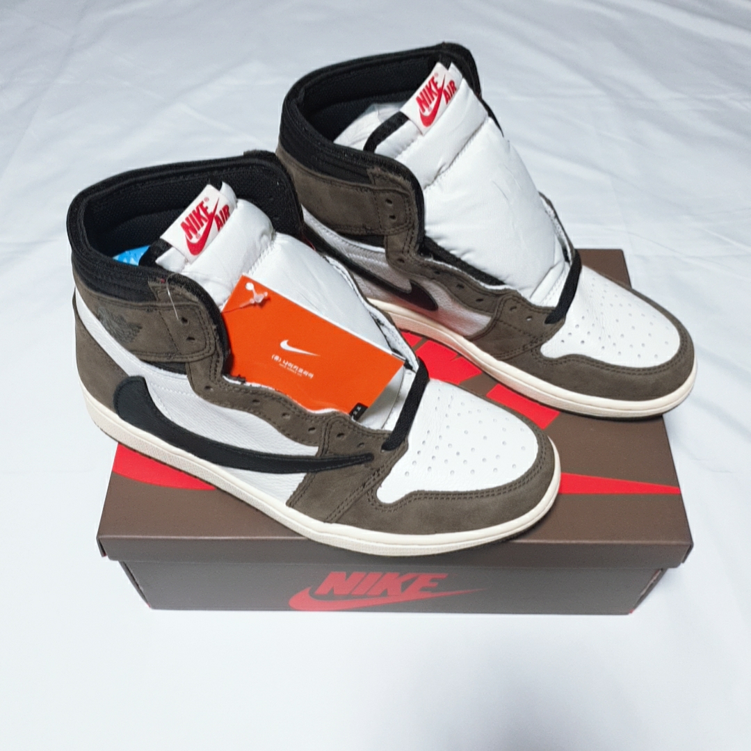 Jordan 1 x Travis Scott Retro High OG SP Mocha 착용 스타일 - 4