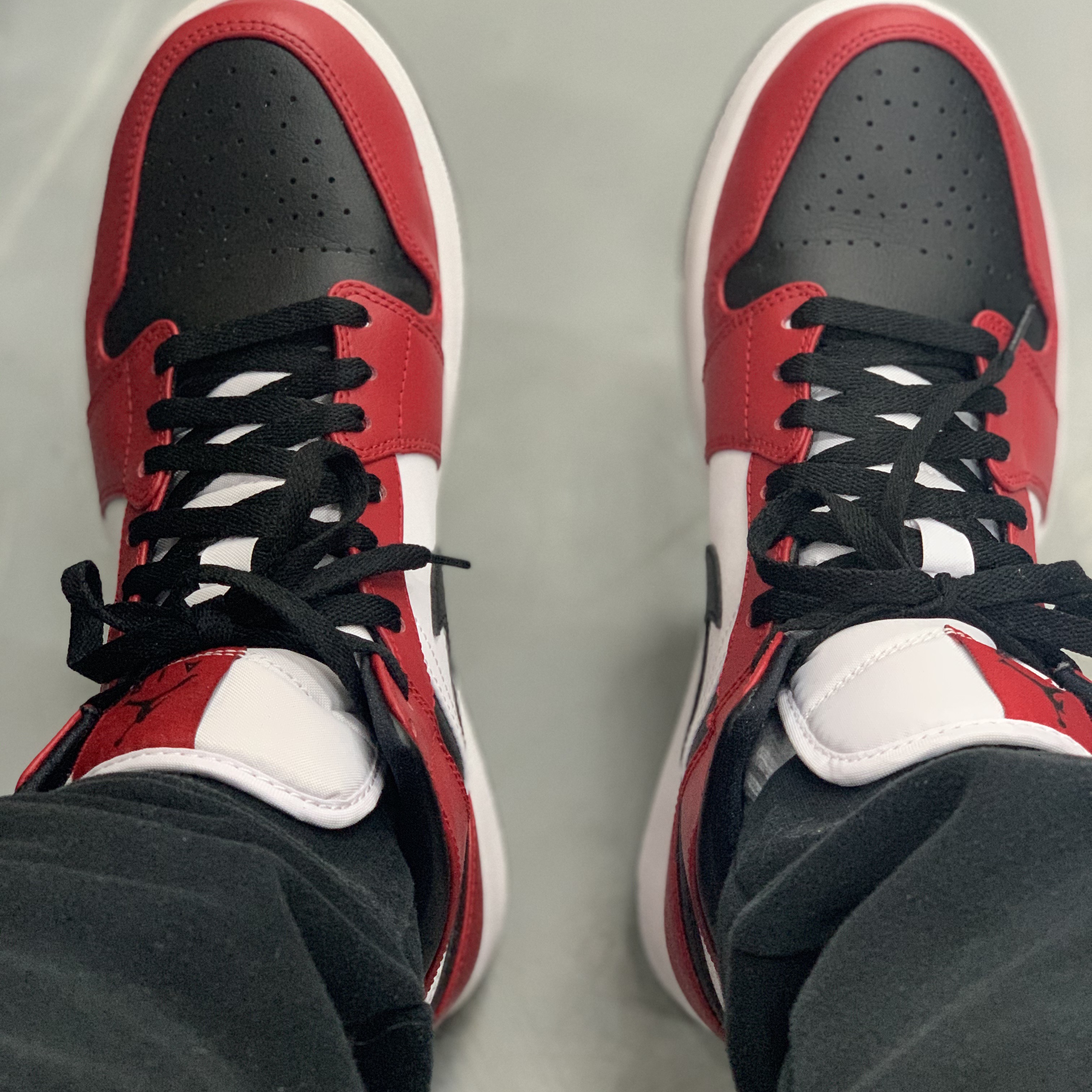 Jordan 1 Mid Chicago Black Toe 착용 스타일