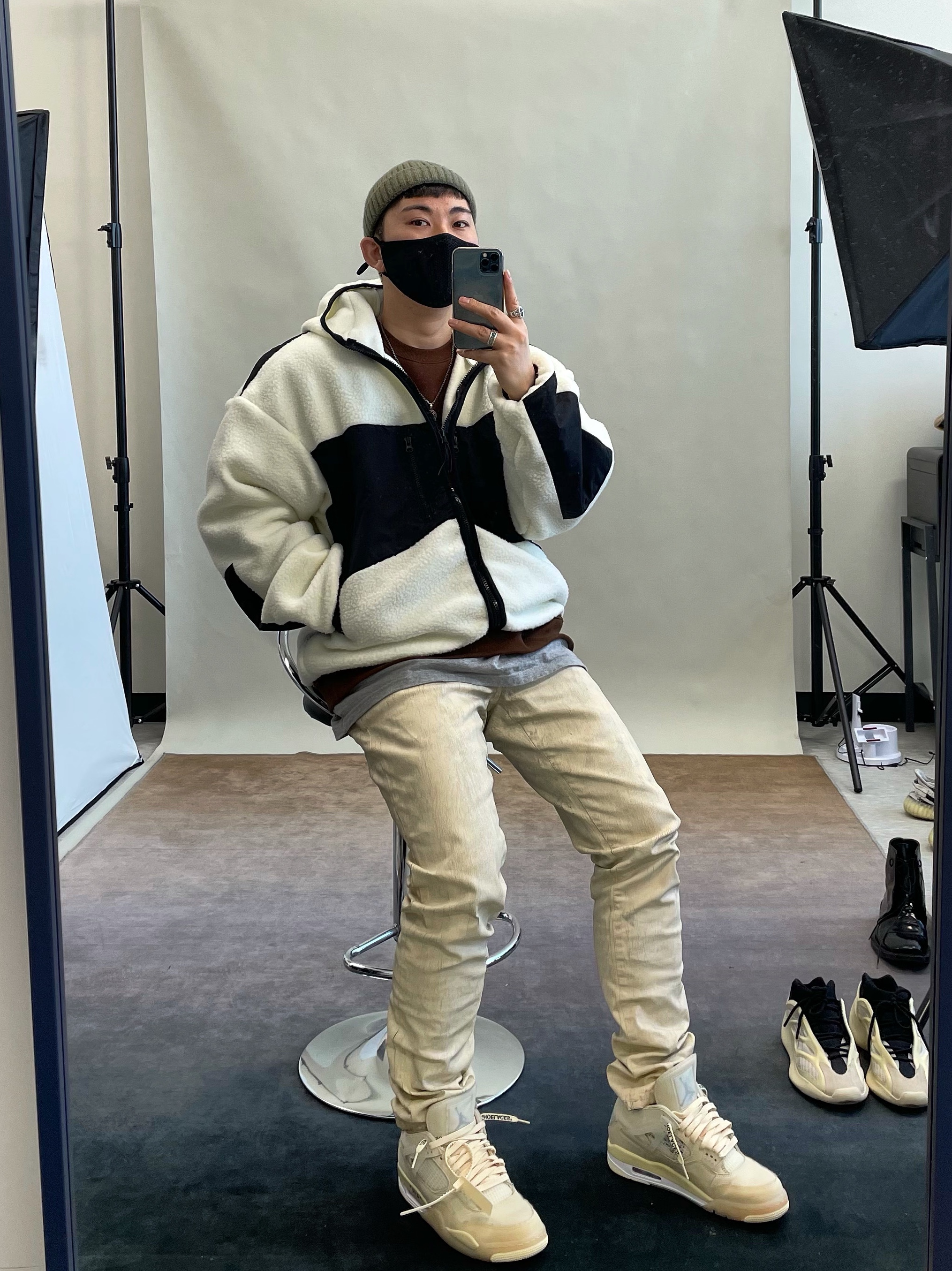 (W) Jordan 4 x Off-White Retro SP Sail, Adidas Yeezy 700 V3 Azael 2019 착용 스타일