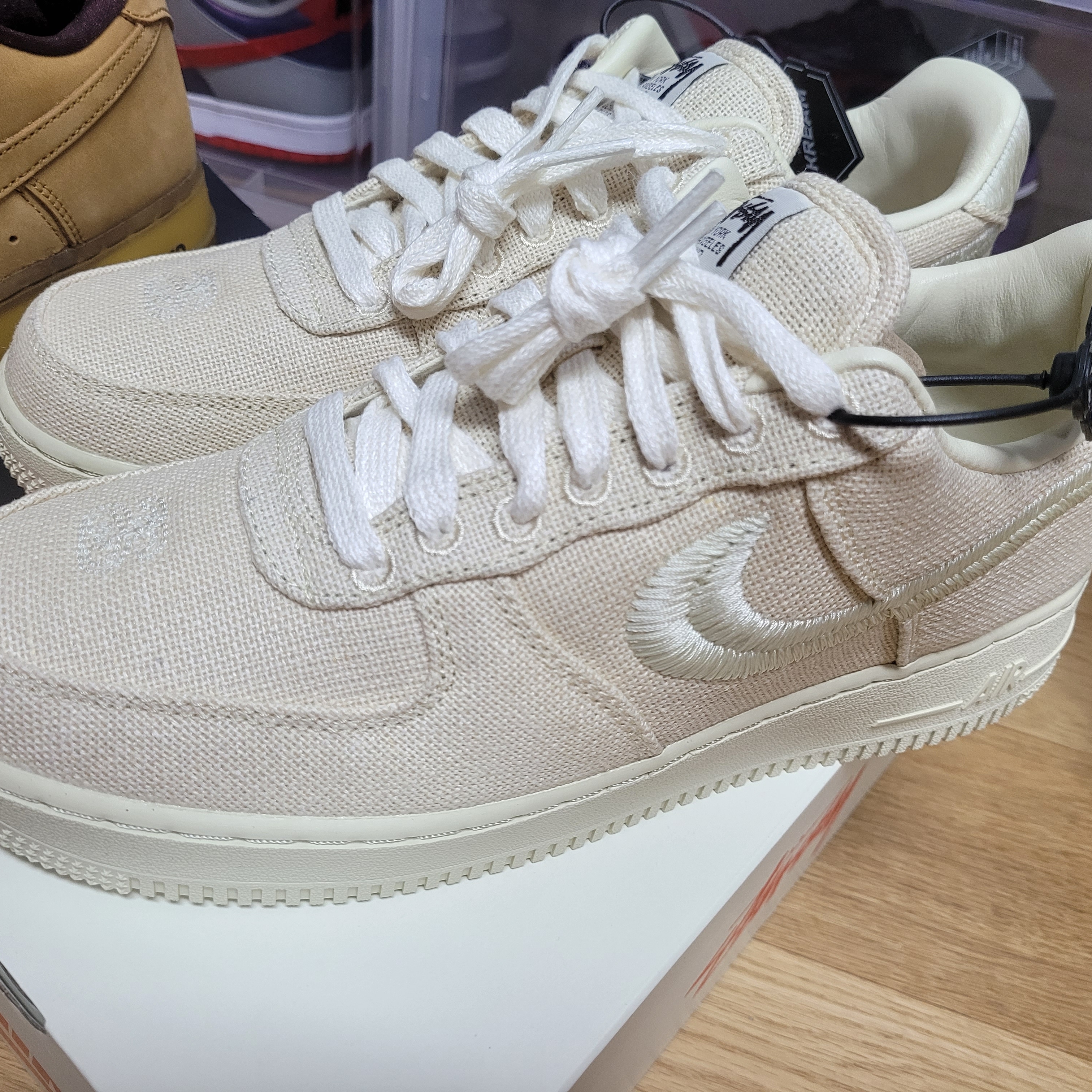 Nike x Stussy Air Force 1 Low Fossil, Nike Air Force 1 Low Retro SP Wheat Mocha 착용 스타일 - 2