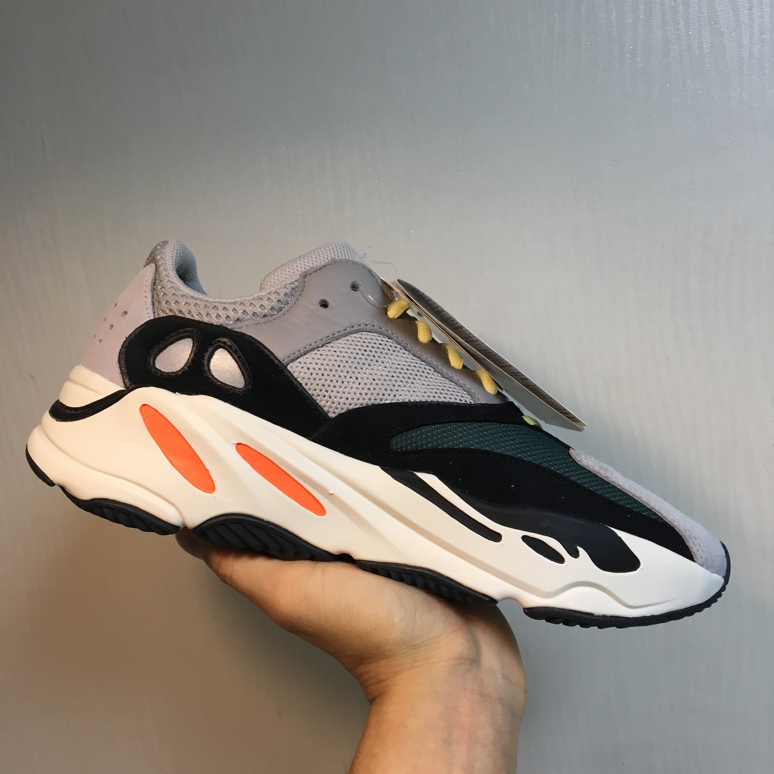 Adidas Yeezy Boost 700 Wave Runner Solid Grey 2017/2019 착용 스타일 - 4
