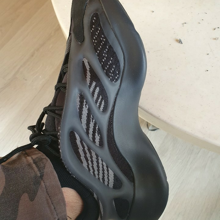 Adidas Yeezy 700 V3 Alvah 착용 스타일 - 2
