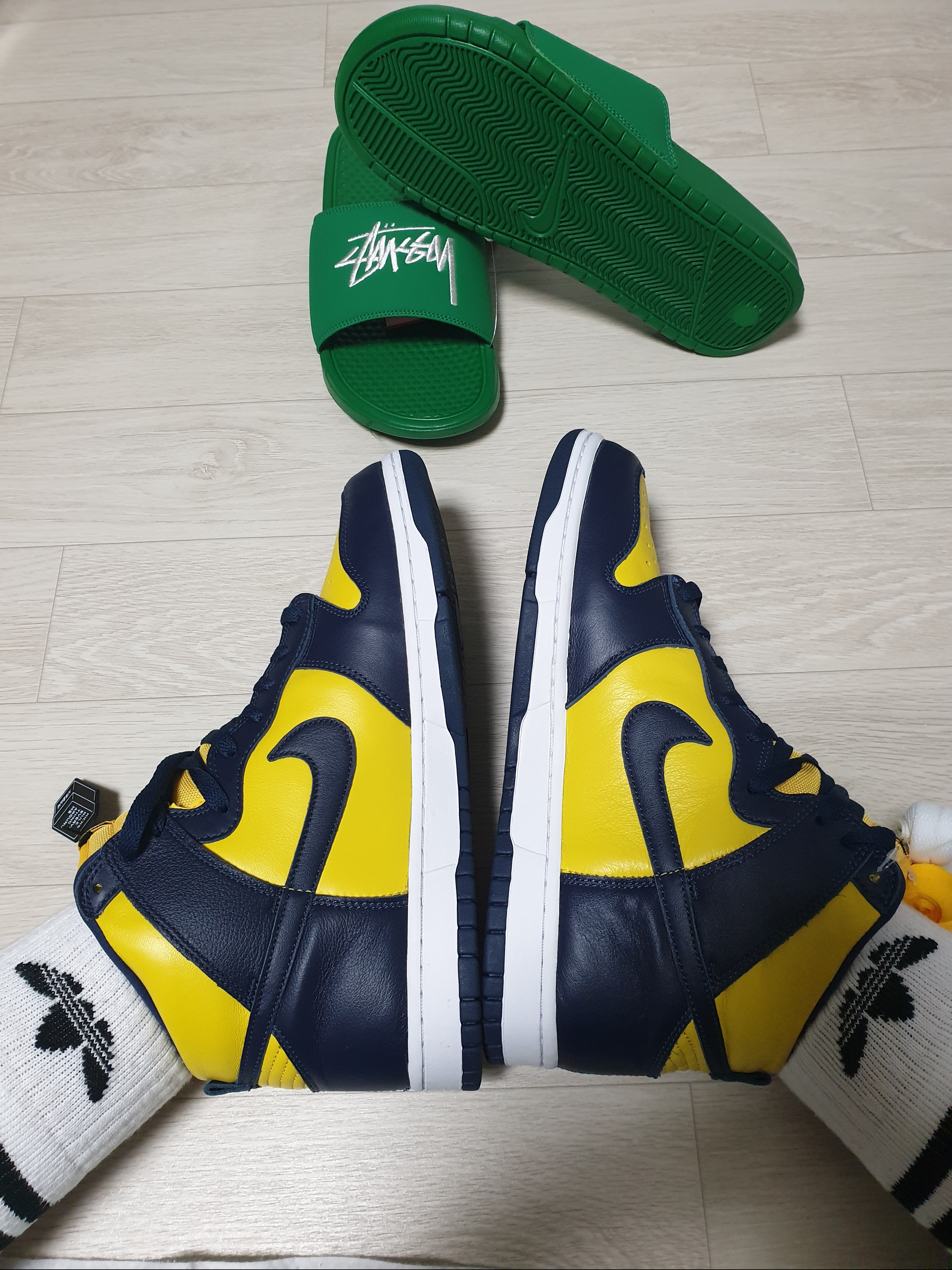 Nike Dunk High SP Maize & Blue, Nike x Stussy Benassi Slide Pine Green 착용 스타일