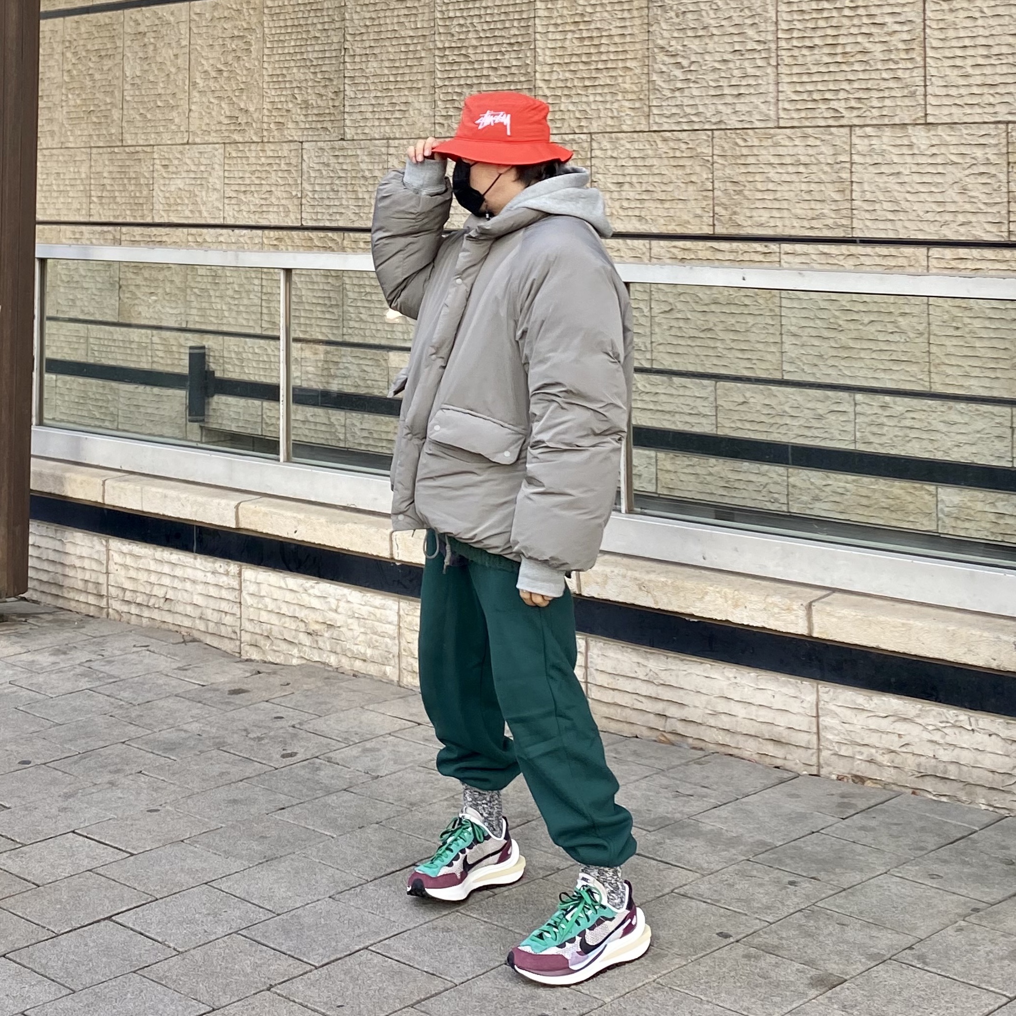 Nike x Sacai VaporWaffle String & Black Villain Red, Nike x Stussy Bucket Hat Habanero Red 착용 스타일