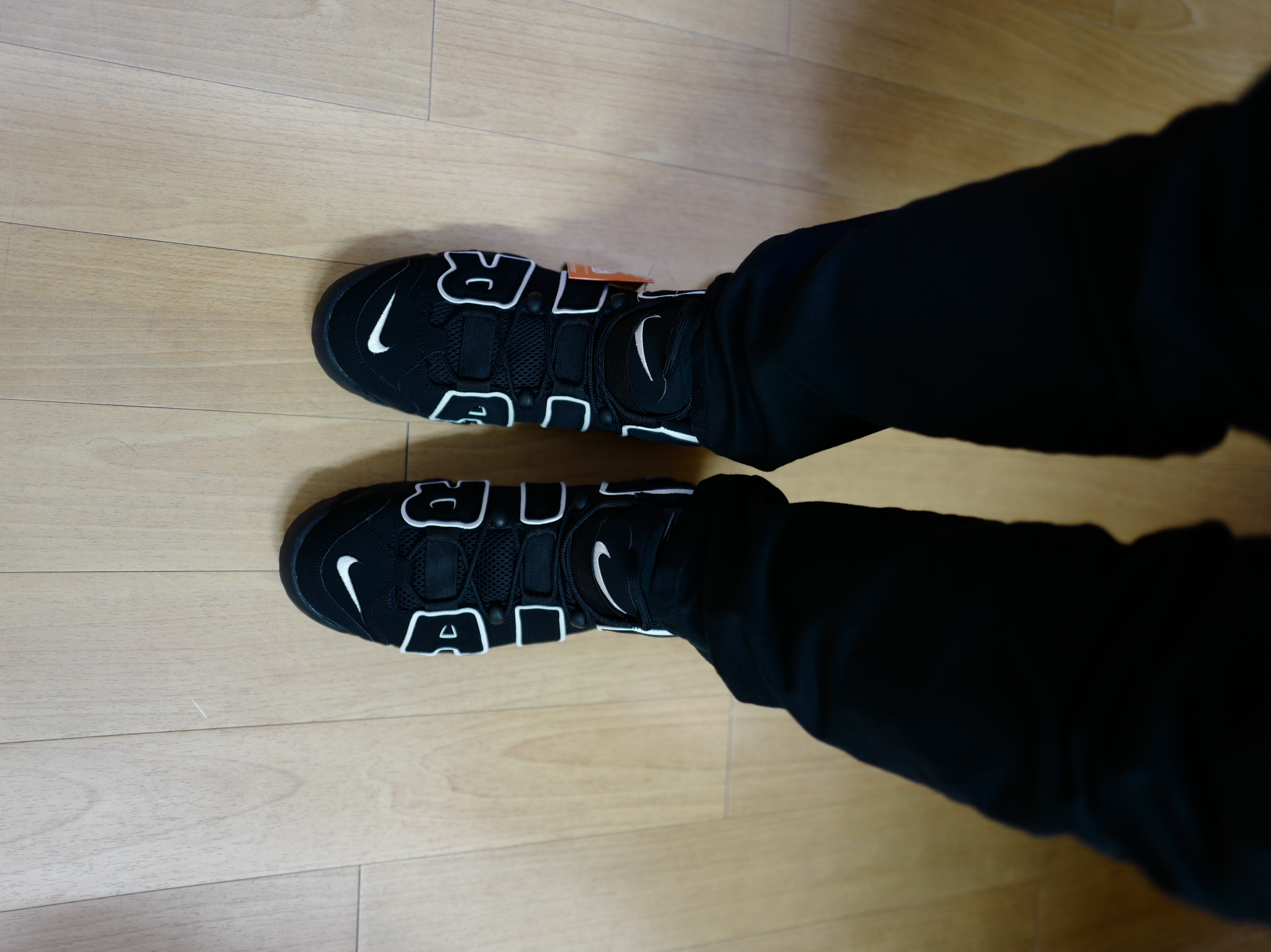 Nike Air More Uptempo Black White 2020 착용 스타일 - 1