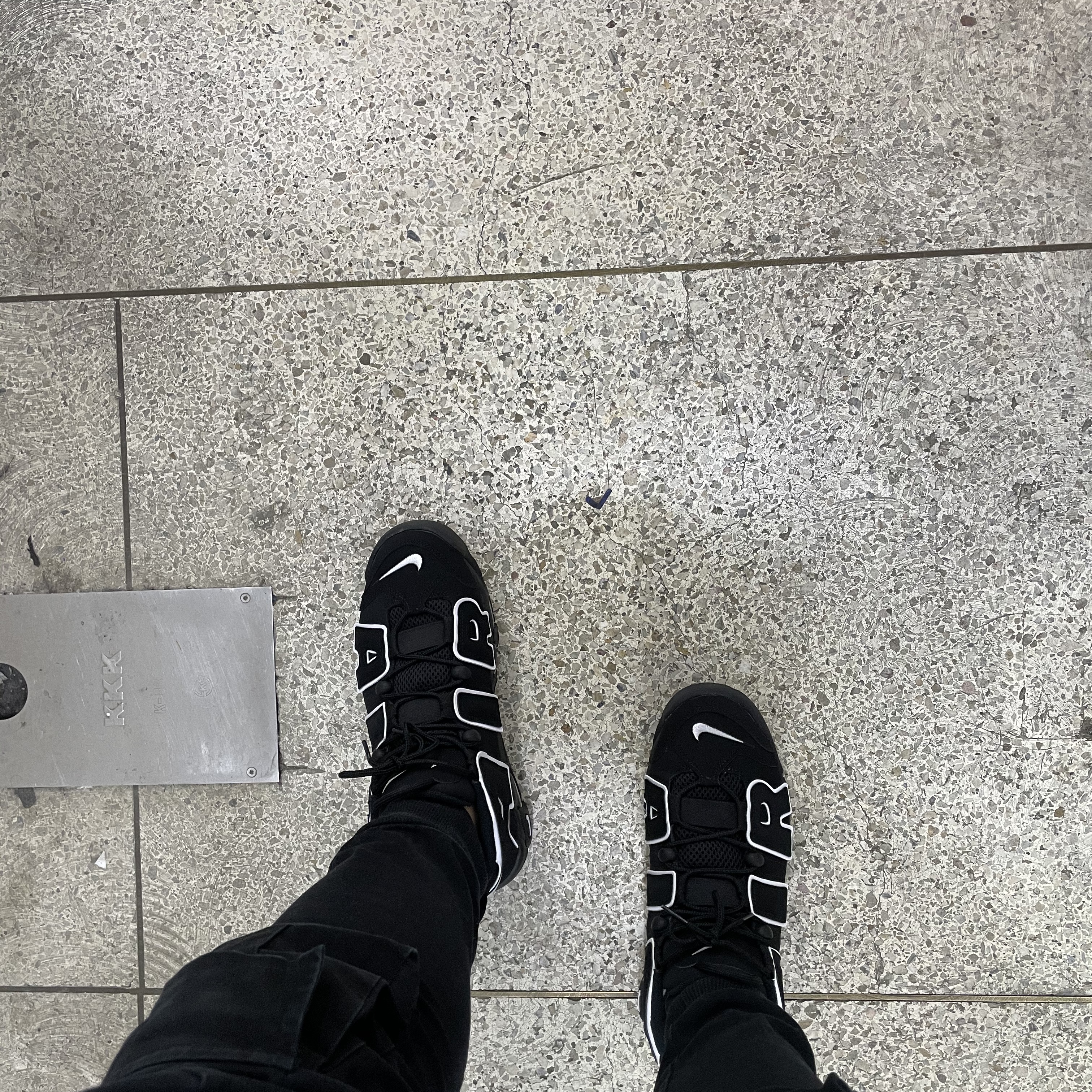 Nike Air More Uptempo Black White 2020 착용 스타일 - 2