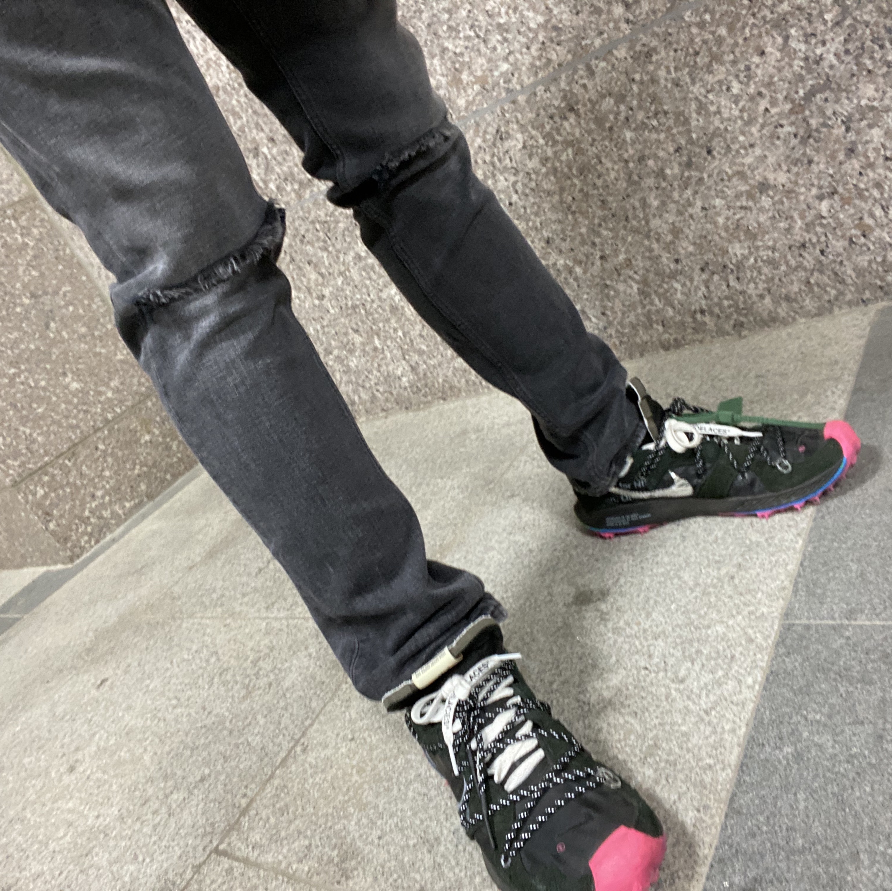 (W) Nike x Off-White Zoom Terra Kiger 5 Black 착용 스타일 - 1