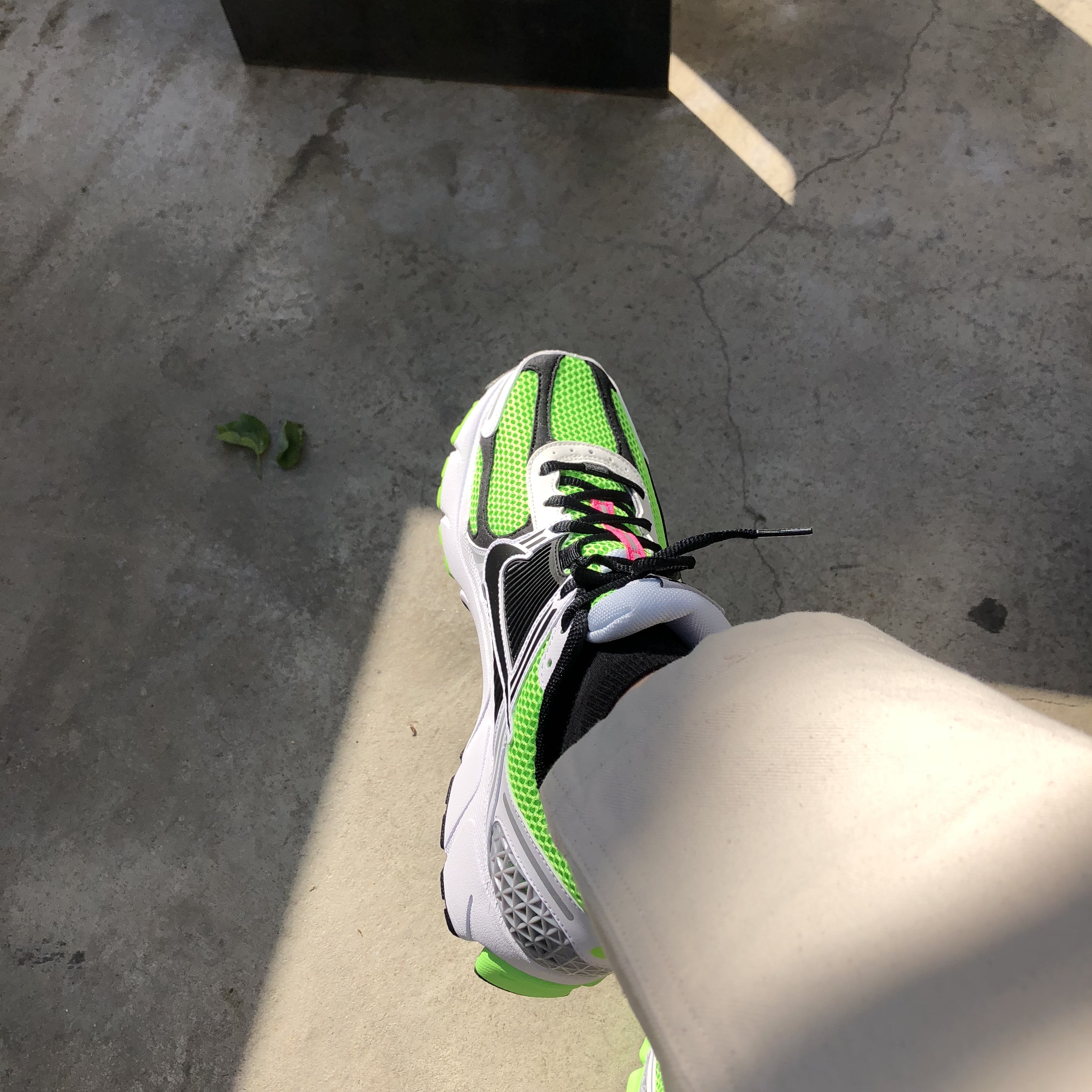 Nike Zoom Vomero 5 Electric Green Black 착용 스타일 - 1