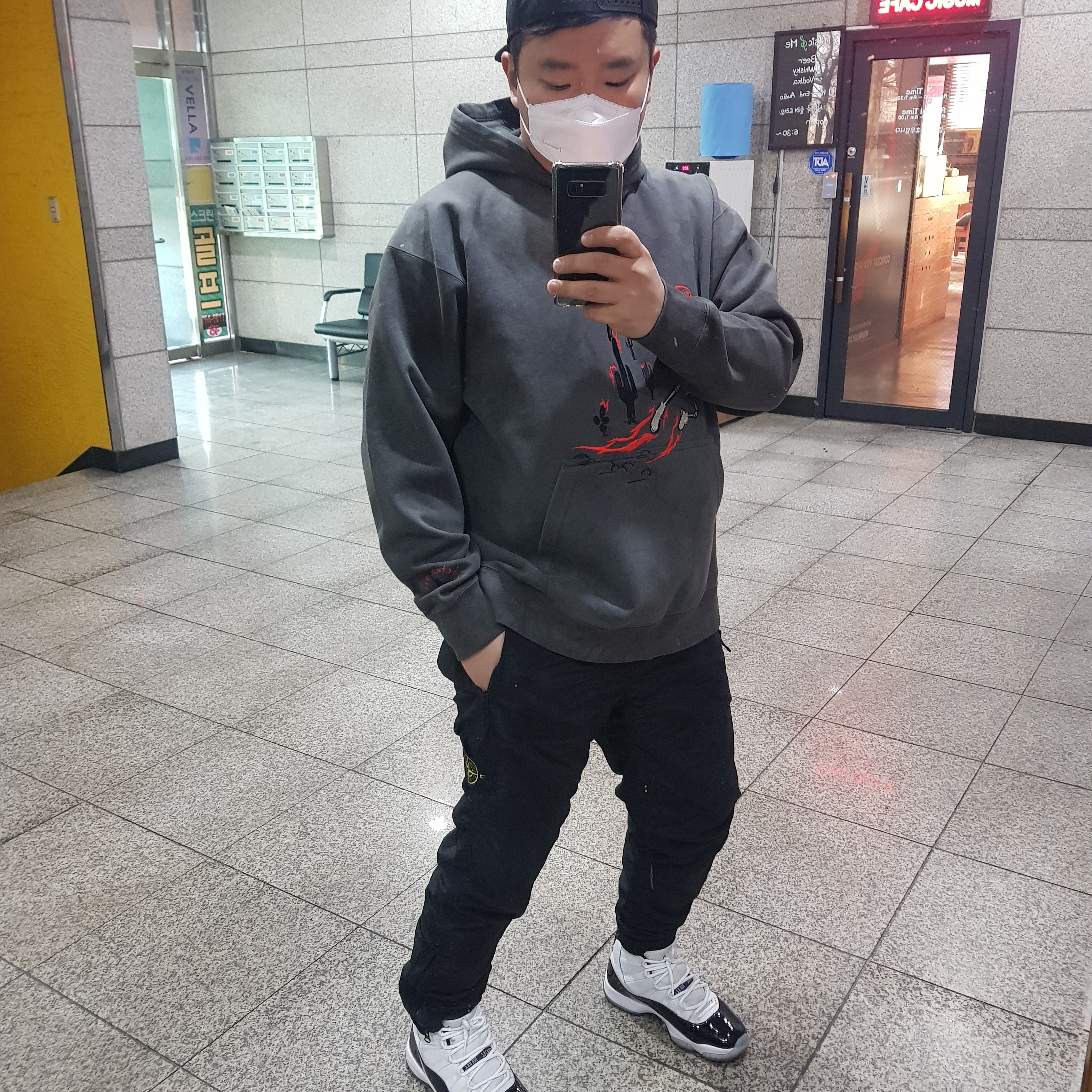 Jordan 11 Retro Concord 2018, Jordan x Travis Scott Washed Suede Hoodie Grey 착용 스타일
