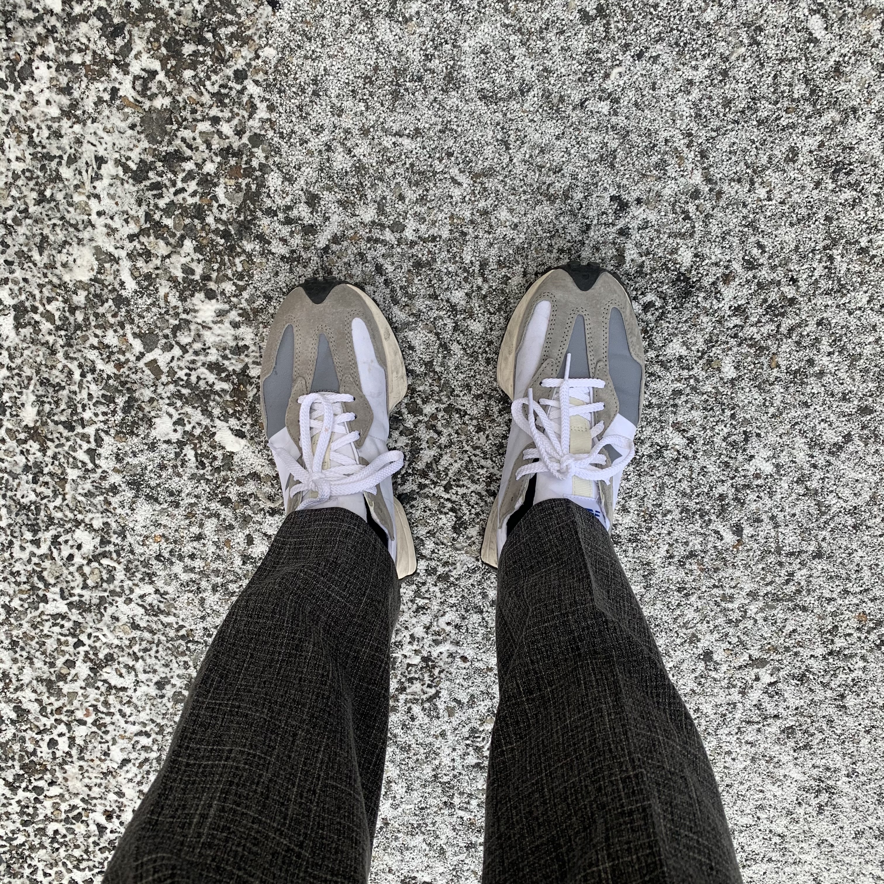 New Balance 327 Grey 착용 스타일