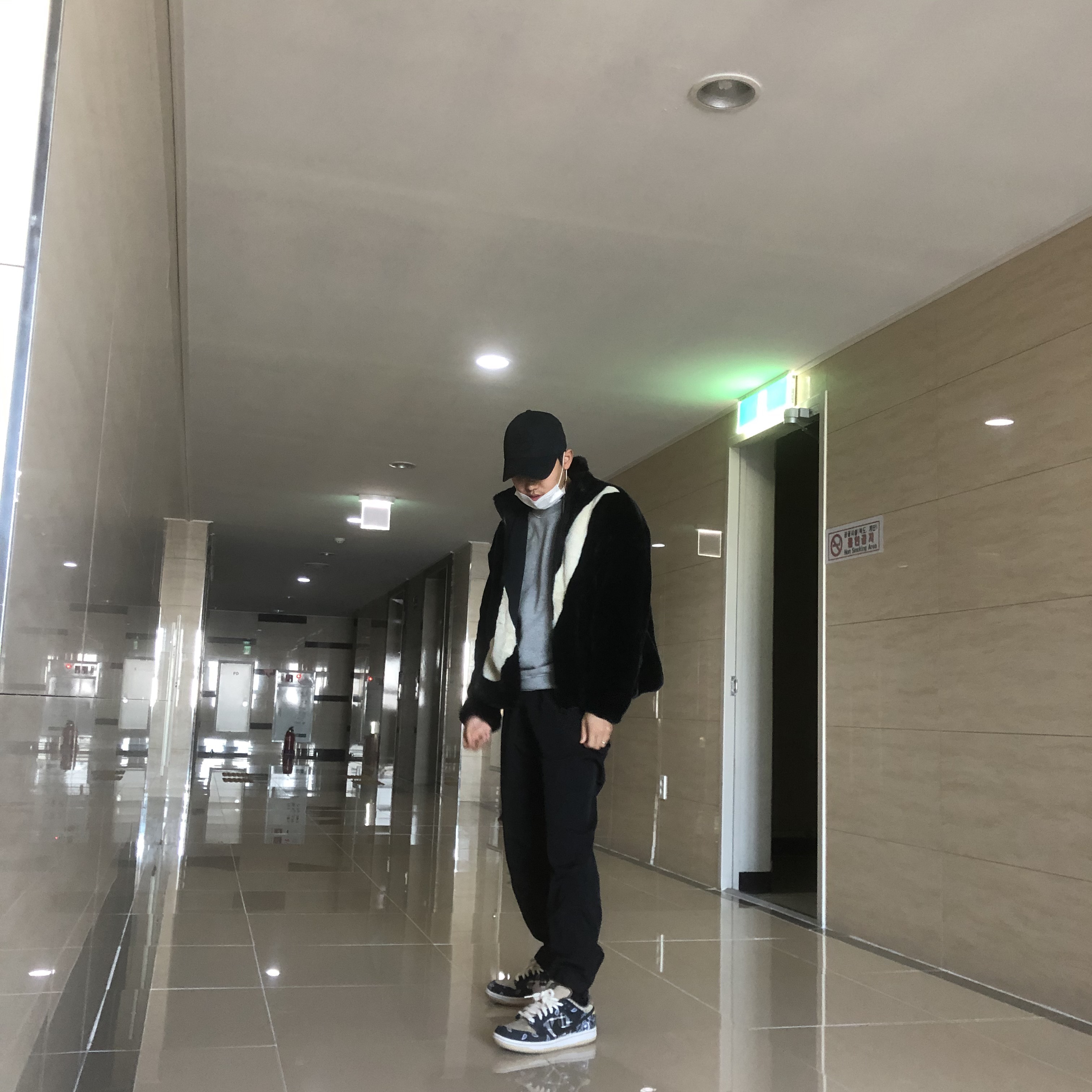 Nike x Travis Scott SB Dunk Low, Nike Big Swoosh Full Zip Jacket Black Sail 착용 스타일