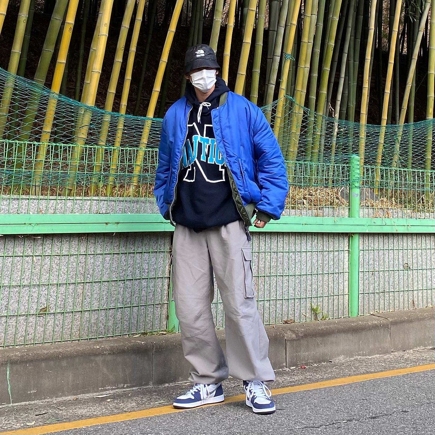 Jordan 1 Retro High OG CO.JP Midnight Navy, Supreme x The North Face Snakeskin Packable Reversible Crusher Black - 18SS 착용 스타일 - 1