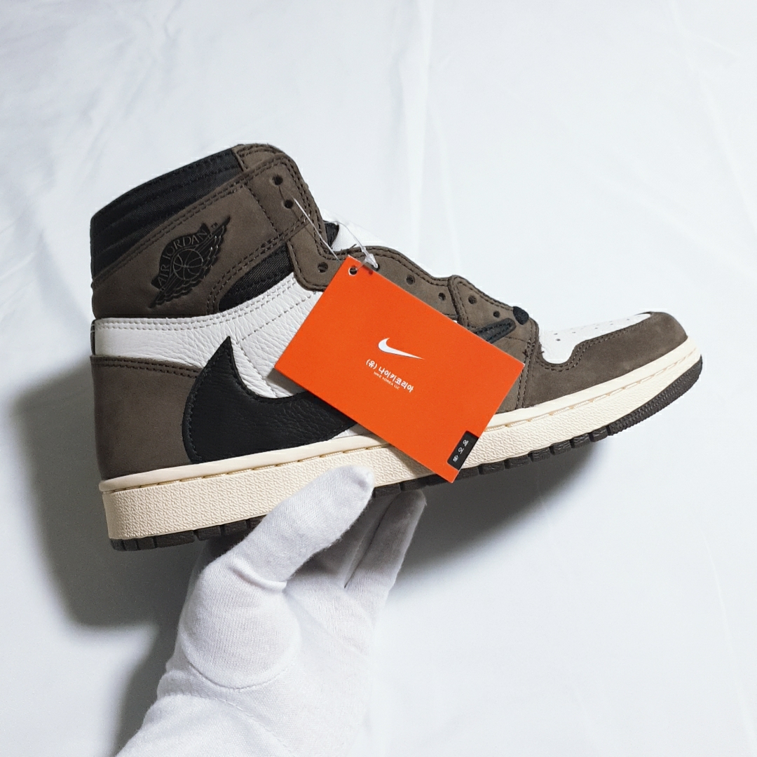 Jordan 1 x Travis Scott Retro High OG SP Mocha 착용 스타일 - 1